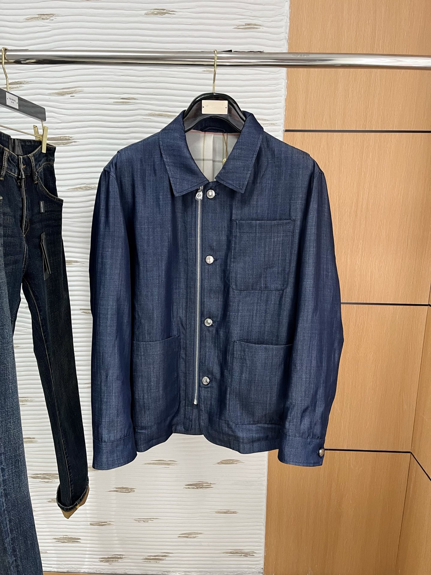 NO:117433,The same model on the official LP website, complete with three standards!  2025 spring and summer new men's jacket, fashionable and casual high-end version!  Customized fabrics for counters are breathable and comfortable, with impeccable details, and the brand element design concept reflects high quality. The feel is delicate and soft!  It is casually cut, with a great upper body style!  Code number M-3Xl.,,loro piana,jackets & coats,jackets & coats,alexander wang19860909LP官网同款,三标齐全！2025春夏新款男士夹克外套,时尚休闲高端版本！专柜定制面料 透气舒适度高,细节无可挑剔,品牌元素设计理念,体现高品质.手感细腻柔软！呈现休闲裁剪,上身版型超赞！码数M-3Xl .,,loro piana,jackets & coats,jackets & coats,alexander wang,Men's clothing