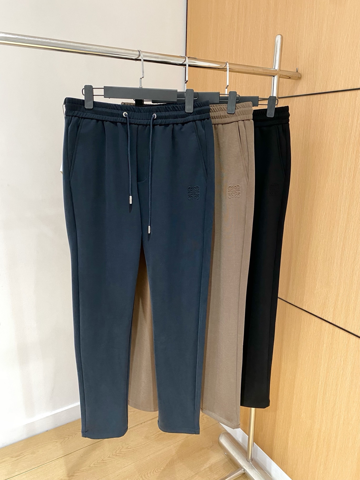 NO:116395,New products for spring, new products for spring, Luo Yiwei, autumn and winter, hot products are coming!  Solid color casual pants, specially provided fabrics. All civil servants/office workers/broad spectrum people are available. The complete set of the latest hang tags/responsive MILANO classic main mark!  Original Italian flavor!  Integrated locked edges and wraps!  Code number m-4xl, loewe, alexander wang19860909开春新品 开春新品 罗意威 秋冬 爆款来袭！纯色休闲裤,特供面料. 公务员/上班族/广谱人群均可.全套最新款吊牌/延用MILANO经典主唛！原汁原味的意大利制造风味！一体化锁边包边！码数m-4xl,,loewe,alexander wang,Men's clothing