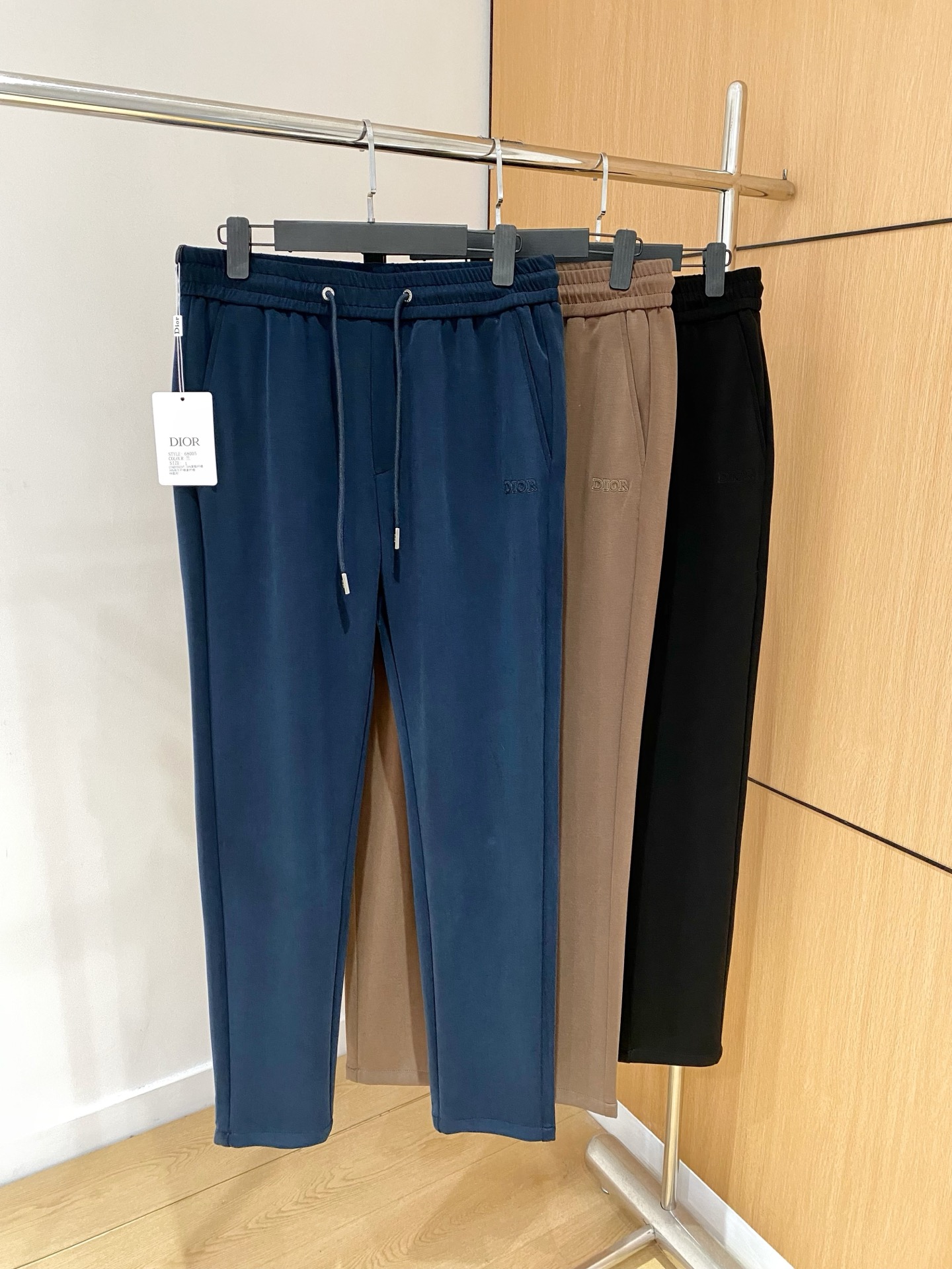 NO:116398,New products for spring, new products for spring, Dior, autumn and winter, hot products are coming!  Solid color casual pants, specially provided fabrics. All civil servants/office workers/broad spectrum people are available. The complete set of the latest hang tags/responsive MILANO classic main mark!  Original Italian flavor!  Integrated locked edges and wraps!  Code number m-4xl, dior,alexander wang19860909开春新品 开春新品 迪奥 秋冬 爆款来袭！纯色休闲裤,特供面料. 公务员/上班族/广谱人群均可.全套最新款吊牌/延用MILANO经典主唛！原汁原味的意大利制造风味！一体化锁边包边！码数m-4xl,,dior,alexander wang,Men's clothing