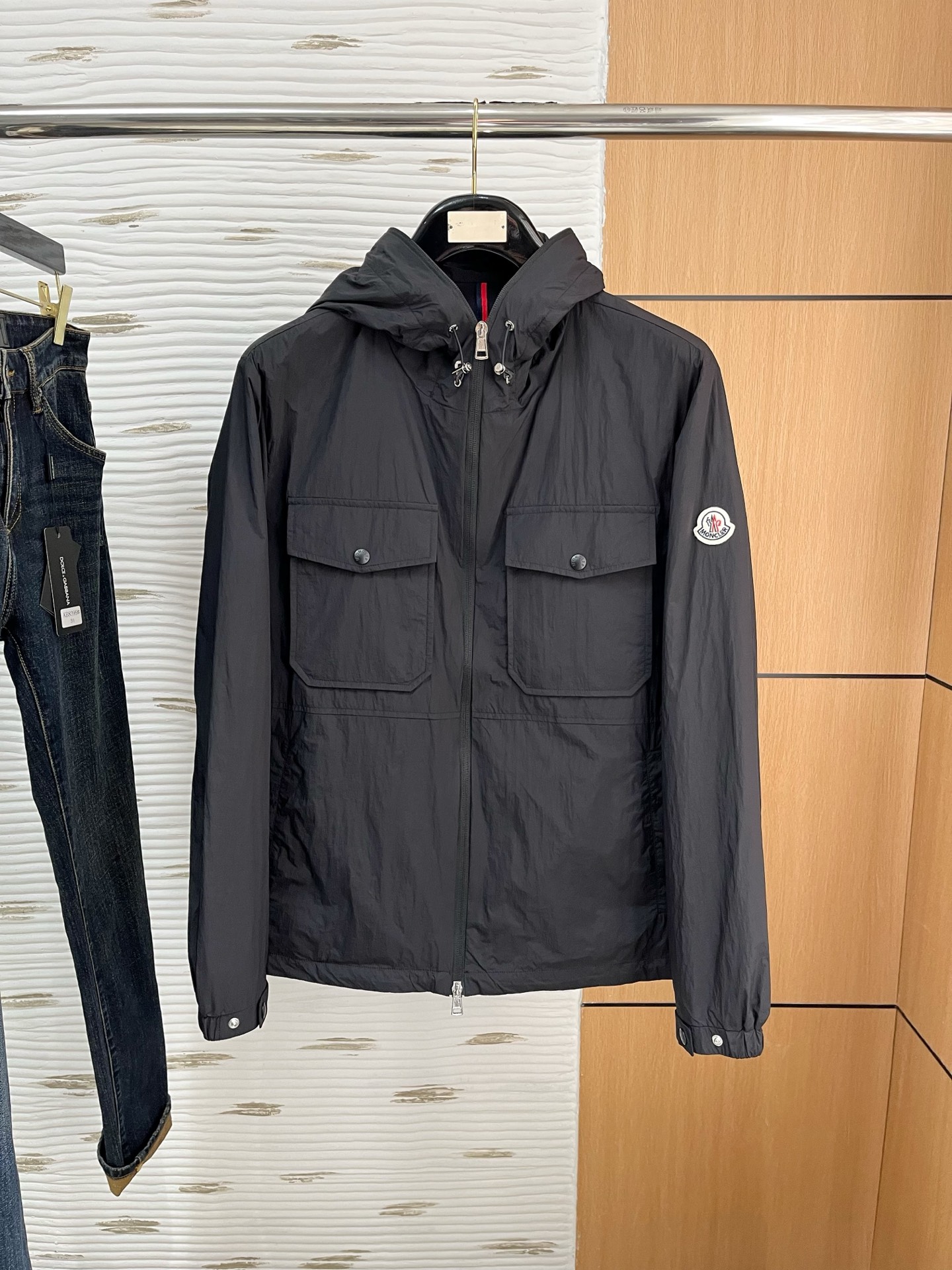 NO:124102,25 Spring and Summer Men's High-end Weaving/Trench Coat Series Jackets High-end Boutique Series, Men and Women's Same Style, Trading Company Channel Orders, Official Website Counter Series, Exclusive First-Open Classic Main Lines, The Most Popular and Most Popular Series Men and Women's Same Style, Classic Urban Casual Style, Versatile Simple Style, Couple Jackets!  It can be said to be a must-have for spring and summer. A brand new design style, subversive design, iconic brand pattern logo, new dustproof fabric, light waterproof, casual T-shirt, super fashionable upper body, especially easy to match, spring and summer concave style is naturally indispensable for such high-end configuration. Moreover, its dressing magic is very powerful, basically all types are easy to control, casual style configuration, without discomfort, the new style and tone are more outstanding, and the charm of the outfit is naturally more advanced, more outstanding, more outstanding, but it does not lose temperature. Whether it is for external or internal, I believe this style is the perfect choice!  !  !  Color black Apricot Number M L XL 2XL 3XL, Moncler, jackets & coats,tees, t-shirt, alexander wang19860909蒙口 25春夏 男装高端梭织/风衣 系列外套 高端精品系列,男女同款,贸易公司渠道订单,官网专柜在售系列,业内独家首发经典主线里最抢手最火爆的系列男女同款,经典都市休闲风尚,百搭简约范,情侣款外套！可以说是春夏季必备款了 全新设计风格,颠覆认知的设计,标志性品牌图案标识,全新防尘面料,轻度防水,随便搭件T恤,上身超时髦,特别的便于搭配,春夏季凹造型自然是少不了这样的高档配置 并且它的穿搭魔力十分之强大,基本上各种类型都是轻而易举的驾驭,休闲的版型配置,不会不适感,全新风格以及调性更加的出色更加的出众,穿搭的魅力自然也更加的高级,更加的出彩更加的显帅,但是又不失温度,无论是外穿还是内搭,我相信此款都是完美之选！！！ 颜色黑色 杏色 码数M L XL 2XL 3XL,,Moncler,jackets & coats,tees，t-shirt,alexander wang,Men's clothing