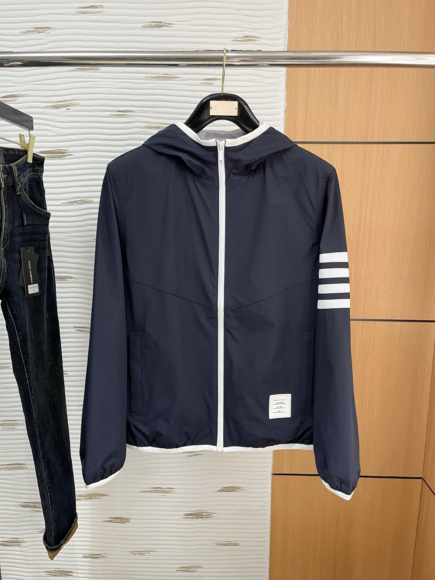 NO:124099,Spring and summer 25 men's high-end woven/wind coat series jackets High-end boutique series, same style for men and women, trading company channel orders, official website counter series for sale, exclusive first launch of the most popular series of men and women in the industry, classic urban casual style, versatile and simple style, couple jackets!  It can be said to be a must-have for spring and summer. A brand new design style, subversive design, iconic brand pattern logo, new dustproof fabric, light waterproof, casual T-shirt, super fashionable upper body, especially easy to match, spring and summer concave style is naturally indispensable for such high-end configuration. Moreover, its dressing magic is very powerful, basically all types are easy to control, casual style configuration, without discomfort, the new style and tone are more outstanding, and the charm of the outfit is naturally more advanced, more outstanding, more outstanding, but it does not lose temperature. Whether it is for external or internal, I believe this style is the perfect choice!  !  !  Color black grey Number of code M L XL 2XL 3XL,,jackets & coats,tees,t-shirt,alexander wang1986090925春夏 男装高端梭织/风衣 系列外套 高端精品系列,男女同款,贸易公司渠道订单,官网专柜在售系列,业内独家首发经典主线里最抢手最火爆的系列男女同款,经典都市休闲风尚,百搭简约范,情侣款外套！可以说是春夏季必备款了 全新设计风格,颠覆认知的设计,标志性品牌图案标识,全新防尘面料,轻度防水,随便搭件T恤,上身超时髦,特别的便于搭配,春夏季凹造型自然是少不了这样的高档配置 并且它的穿搭魔力十分之强大,基本上各种类型都是轻而易举的驾驭,休闲的版型配置,不会不适感,全新风格以及调性更加的出色更加的出众,穿搭的魅力自然也更加的高级,更加的出彩更加的显帅,但是又不失温度,无论是外穿还是内搭,我相信此款都是完美之选！！！ 颜色黑色 灰色 码数M L XL 2XL 3XL,,jackets & coats,tees，t-shirt,alexander wang,Men's clothing