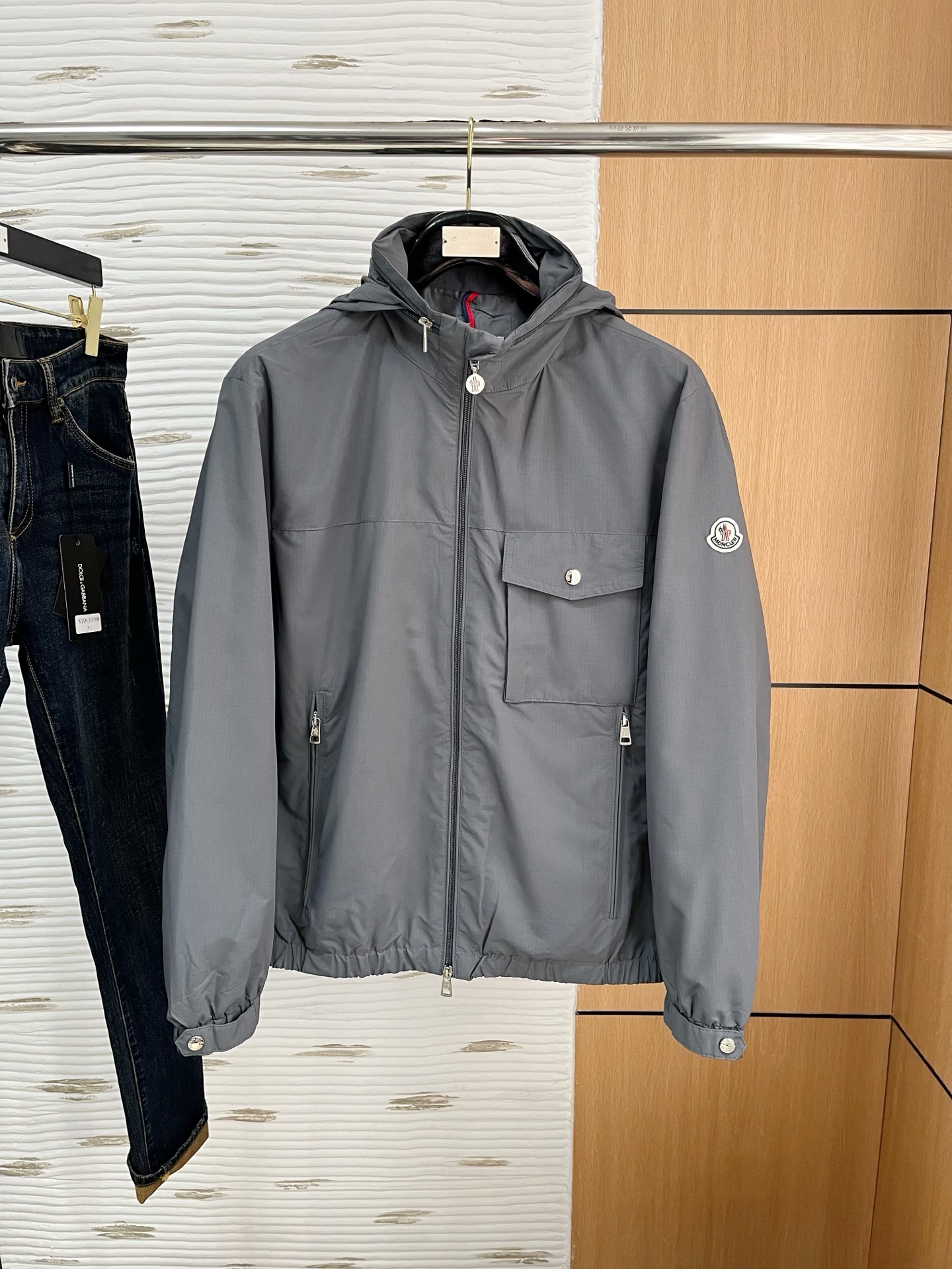 NO:161277,MO# 25 Spring and Summer Men's High-end Weaving/Trench Coat Series Jackets High-end Boutique Series, Men and Women's Same Style, Trading Company Channel Orders, Official Website Counter Series, Exclusively launched the most popular series of men and women's Same Styles in the industry, Classic Urban Casual Style, Versatile Simple Style, Couple Jackets!  It can be said to be a must-have for spring and summer. A brand new design style, subversive design, iconic brand pattern logo, new dustproof fabric, light waterproof, casual T-shirt, super fashionable upper body, especially easy to match, spring and summer concave style is naturally indispensable for such high-end configuration. Moreover, its dressing magic is very powerful, basically all types are easy to control, casual style configuration, without discomfort, the new style and tone are more outstanding, and the charm of the outfit is naturally more advanced, more outstanding, more outstanding, but it does not lose temperature. Whether it is for external wear or internal wear, I believe this model is the perfect choice!  !  !  Color gray white Number of code M L XL 2XL 3XL,,jackets & coats,tees,t-shirt,alexander wang19860909MO# 25春夏 男装高端梭织/风衣 系列外套 高端精品系列,男女同款,贸易公司渠道订单,官网专柜在售系列,业内独家首发经典主线里最抢手最火爆的系列男女同款,经典都市休闲风尚,百搭简约范,情侣款外套！可以说是春夏季必备款了 全新设计风格,颠覆认知的设计,标志性品牌图案标识,全新防尘面料,轻度防水,随便搭件T恤,上身超时髦,特别的便于搭配,春夏季凹造型自然是少不了这样的高档配置 并且它的穿搭魔力十分之强大,基本上各种类型都是轻而易举的驾驭,休闲的版型配置,不会不适感,全新风格以及调性更加的出色更加的出众,穿搭的魅力自然也更加的高级,更加的出彩更加的显帅,但是又不失温度,无论是外穿还是内搭,我相信此款都是完美之选！！！ 颜色灰色 白色 码数M L XL 2XL 3XL,,jackets & coats,tees，t-shirt,alexander wang,Men's clothing