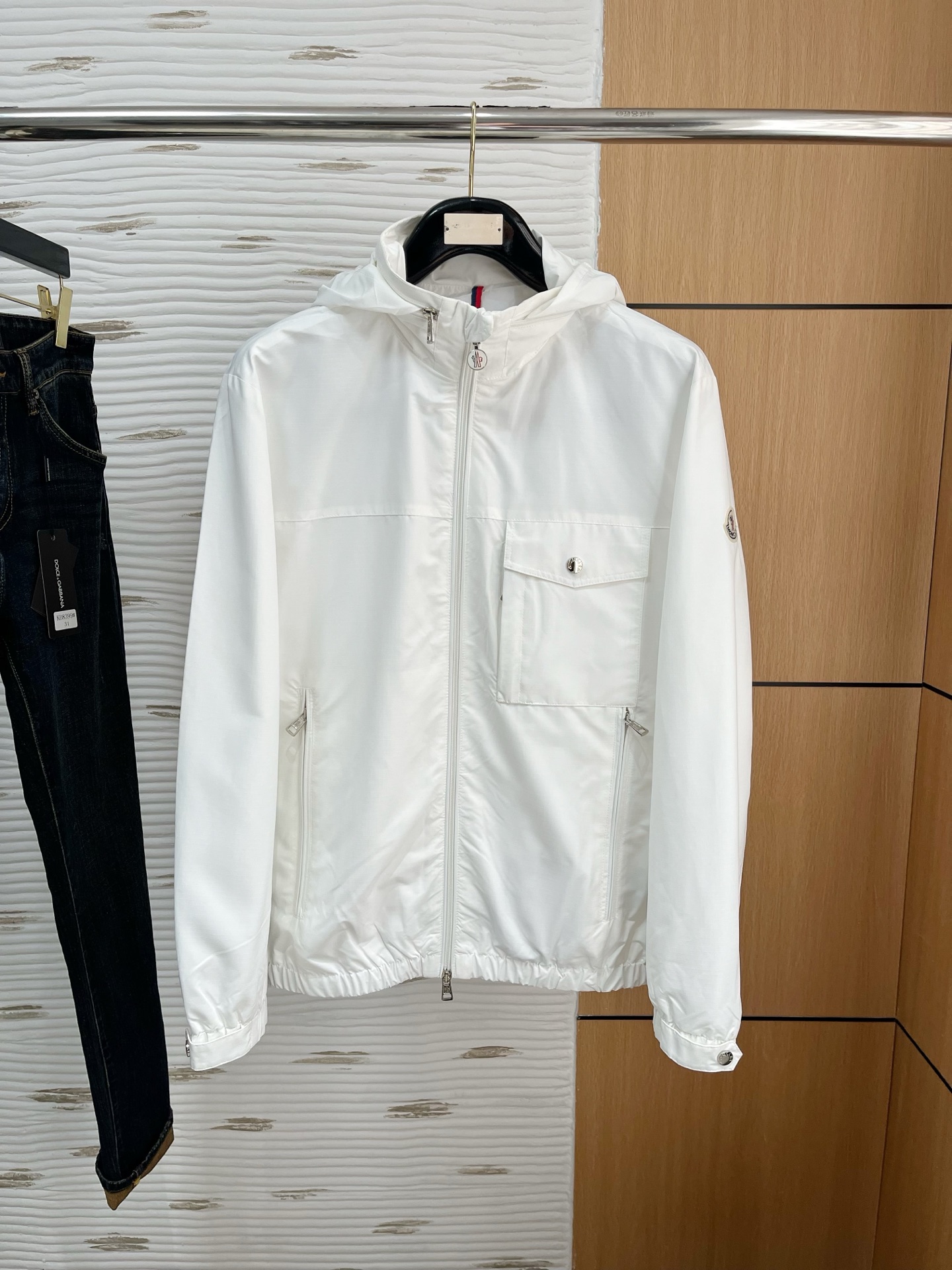 NO:140383,MO# 25 Spring and Summer Men's High-end Weaving/Trench Coat Series Jackets High-end Boutique Series, Men and Women's Same Style, Trading Company Channel Orders, Official Website Counter Series, Exclusively launched the most popular series of men and women's Same Styles in the industry, Classic Urban Casual Style, Versatile Simple Style, Couple Jackets!  It can be said to be a must-have for spring and summer. A brand new design style, subversive design, iconic brand pattern logo, new dustproof fabric, light waterproof, casual T-shirt, super fashionable upper body, especially easy to match, spring and summer concave style is naturally indispensable for such high-end configuration. Moreover, its dressing magic is very powerful, basically all types are easy to control, casual style configuration, without discomfort, the new style and tone are more outstanding, and the charm of the outfit is naturally more advanced, more outstanding, more outstanding, but it does not lose temperature. Whether it is for external wear or internal wear, I believe this model is the perfect choice!  !  !  Color gray white Number of code M L XL 2XL 3XL,,jackets & coats,tees,t-shirt,alexander wang19860909MO# 25春夏 男装高端梭织/风衣 系列外套 高端精品系列,男女同款,贸易公司渠道订单,官网专柜在售系列,业内独家首发经典主线里最抢手最火爆的系列男女同款,经典都市休闲风尚,百搭简约范,情侣款外套！可以说是春夏季必备款了 全新设计风格,颠覆认知的设计,标志性品牌图案标识,全新防尘面料,轻度防水,随便搭件T恤,上身超时髦,特别的便于搭配,春夏季凹造型自然是少不了这样的高档配置 并且它的穿搭魔力十分之强大,基本上各种类型都是轻而易举的驾驭,休闲的版型配置,不会不适感,全新风格以及调性更加的出色更加的出众,穿搭的魅力自然也更加的高级,更加的出彩更加的显帅,但是又不失温度,无论是外穿还是内搭,我相信此款都是完美之选！！！ 颜色灰色 白色 码数M L XL 2XL 3XL,,jackets & coats,tees，t-shirt,alexander wang,Men's clothing