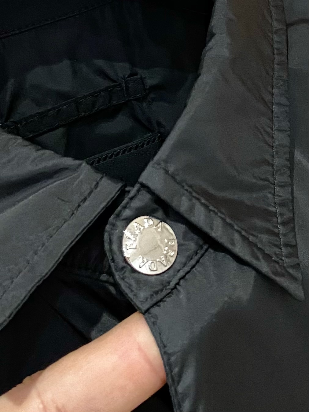 【新品】 出货 柜台同步发售 贸易公司海外订单‼️新品🆕Pr*da 男士翻领外套夹克 主流元素的徽章无需