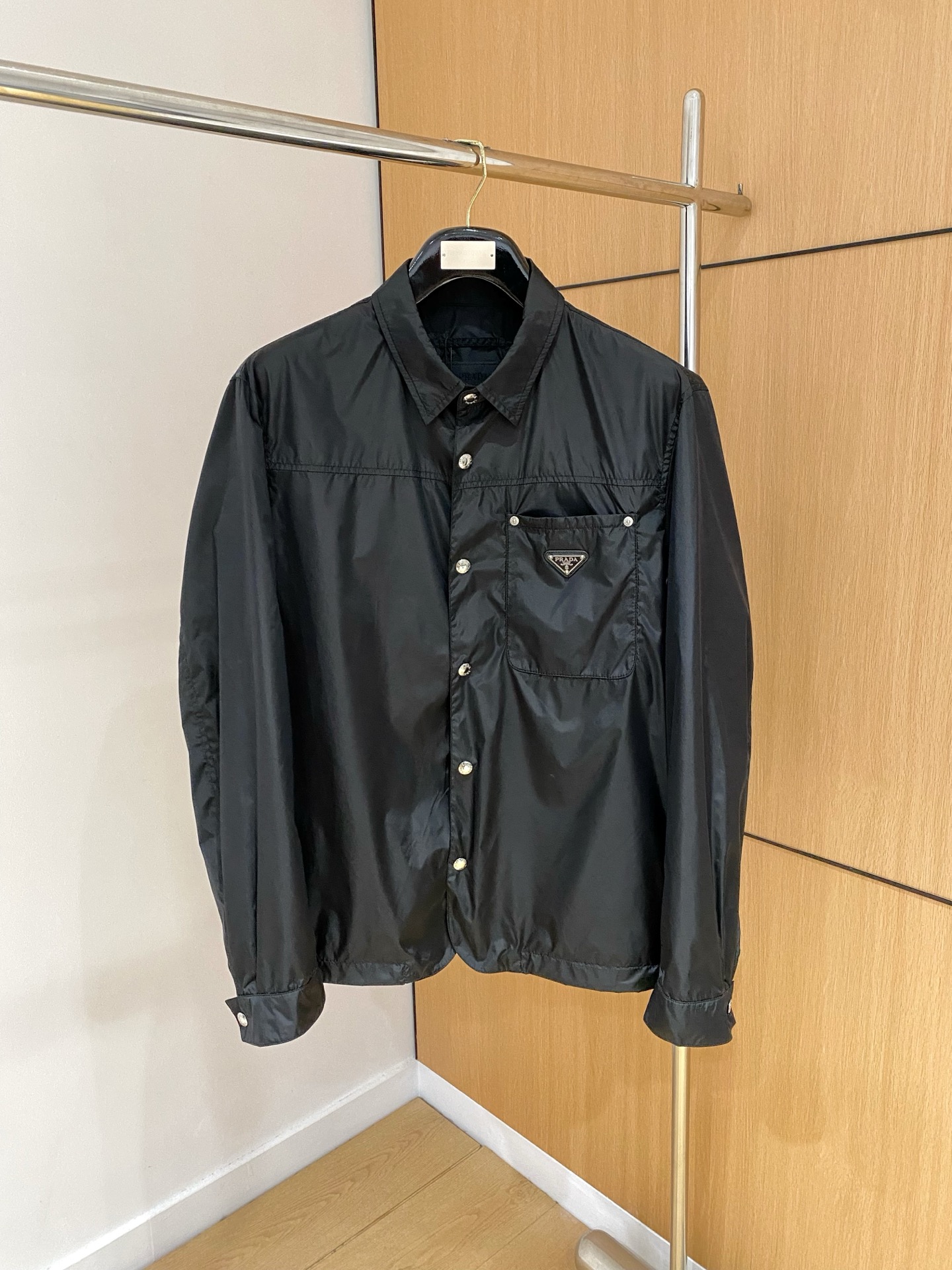 【新品】 出货 柜台同步发售 贸易公司海外订单‼️新品🆕Pr*da 男士翻领外套夹克 主流元素的徽章无需