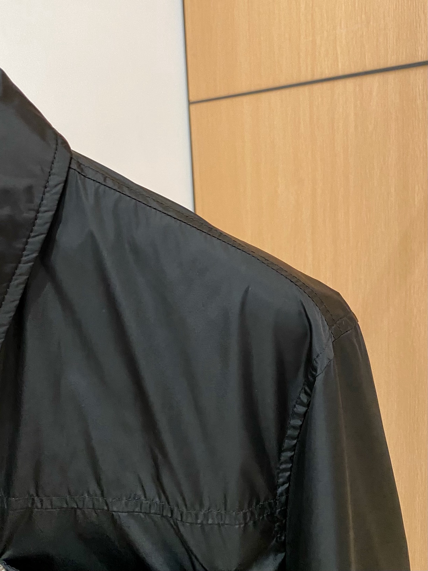 【新品】 出货 柜台同步发售 贸易公司海外订单‼️新品🆕Pr*da 男士翻领外套夹克 主流元素的徽章无需