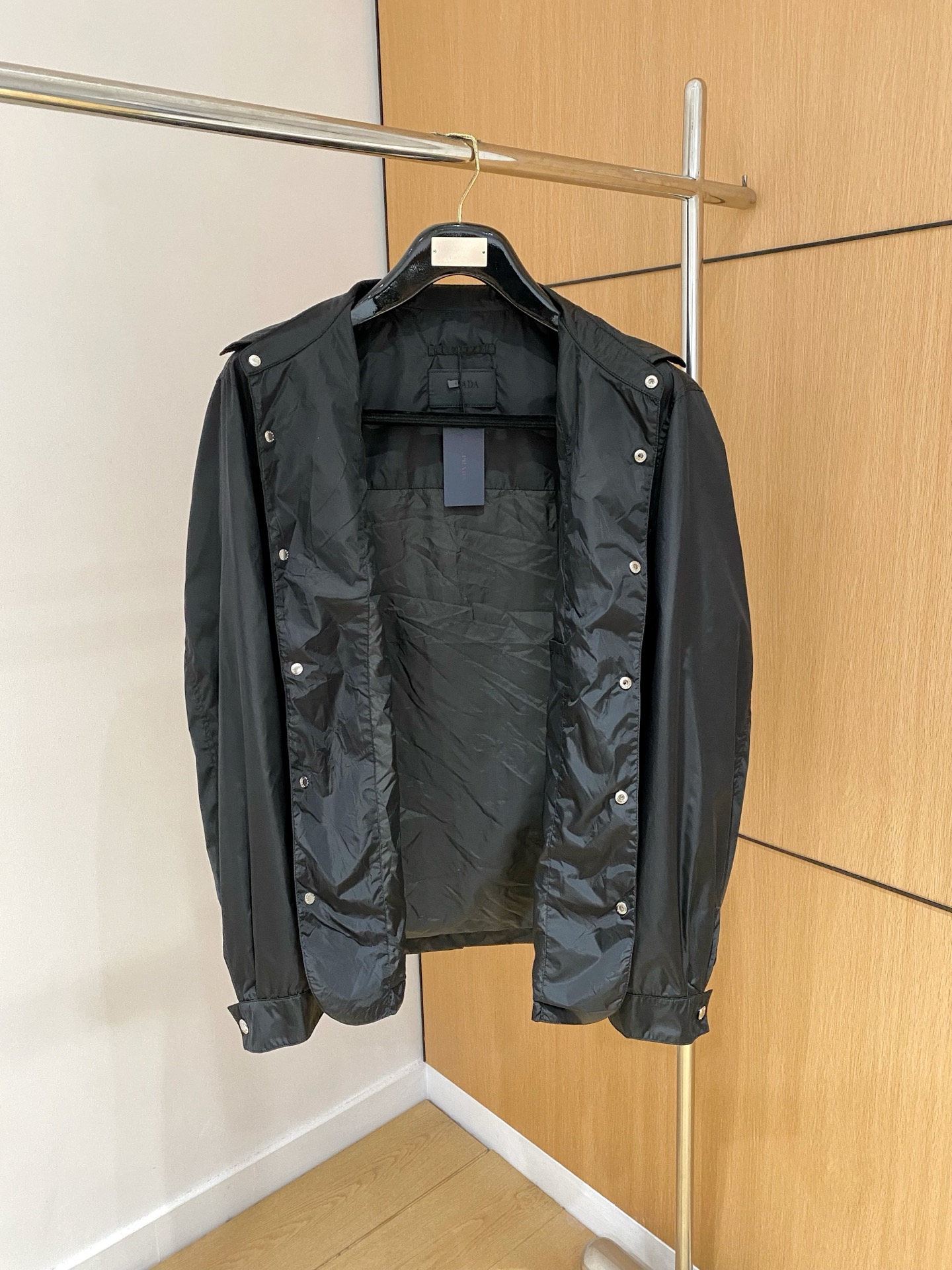 【新品】 出货 柜台同步发售 贸易公司海外订单‼️新品🆕Pr*da 男士翻领外套夹克 主流元素的徽章无需