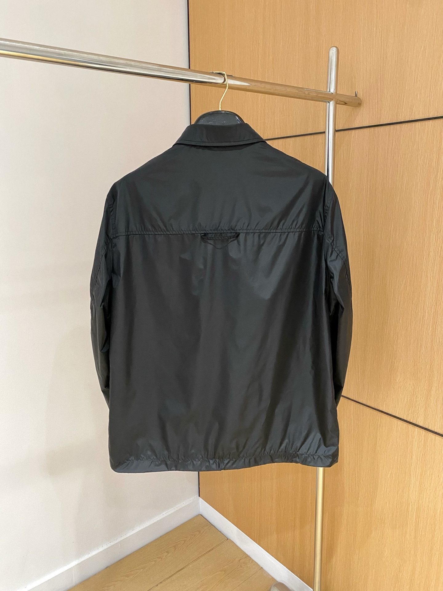 【新品】 出货 柜台同步发售 贸易公司海外订单‼️新品🆕Pr*da 男士翻领外套夹克 主流元素的徽章无需