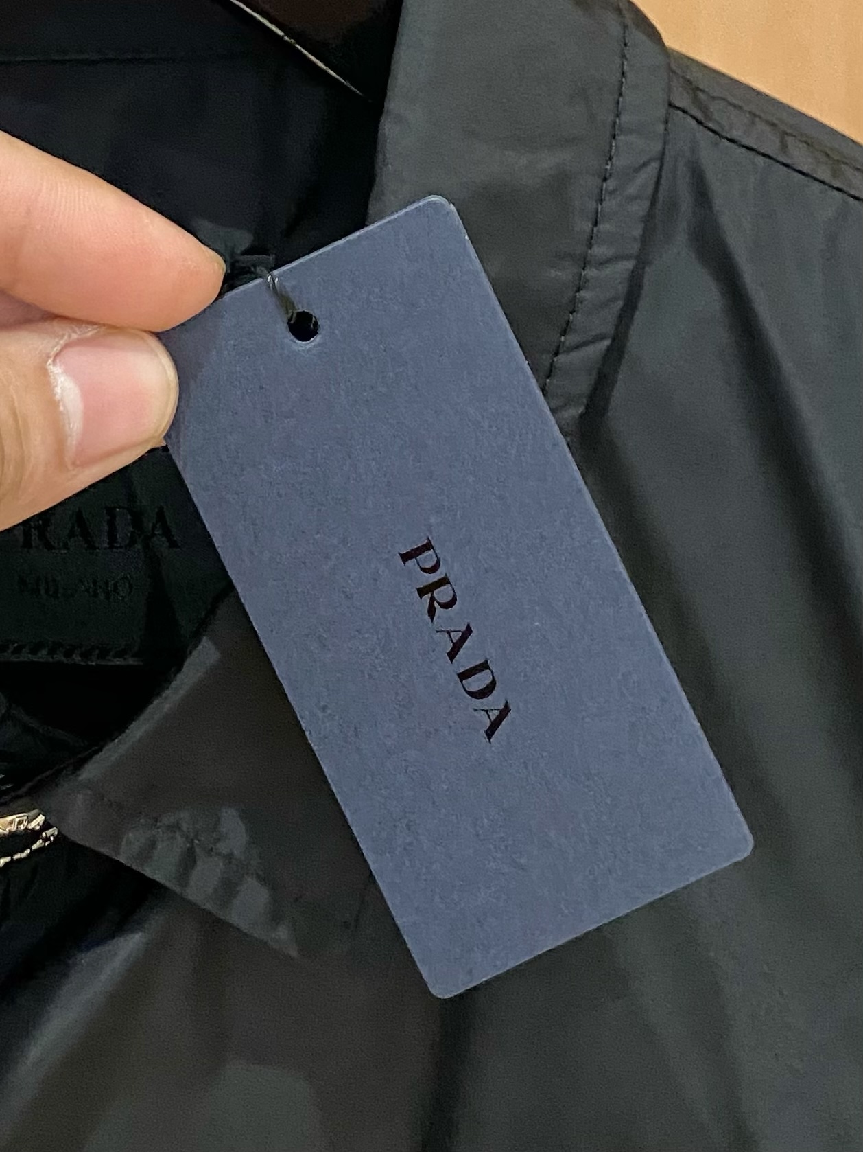 【新品】 出货 柜台同步发售 贸易公司海外订单‼️新品🆕Pr*da 男士翻领外套夹克 主流元素的徽章无需