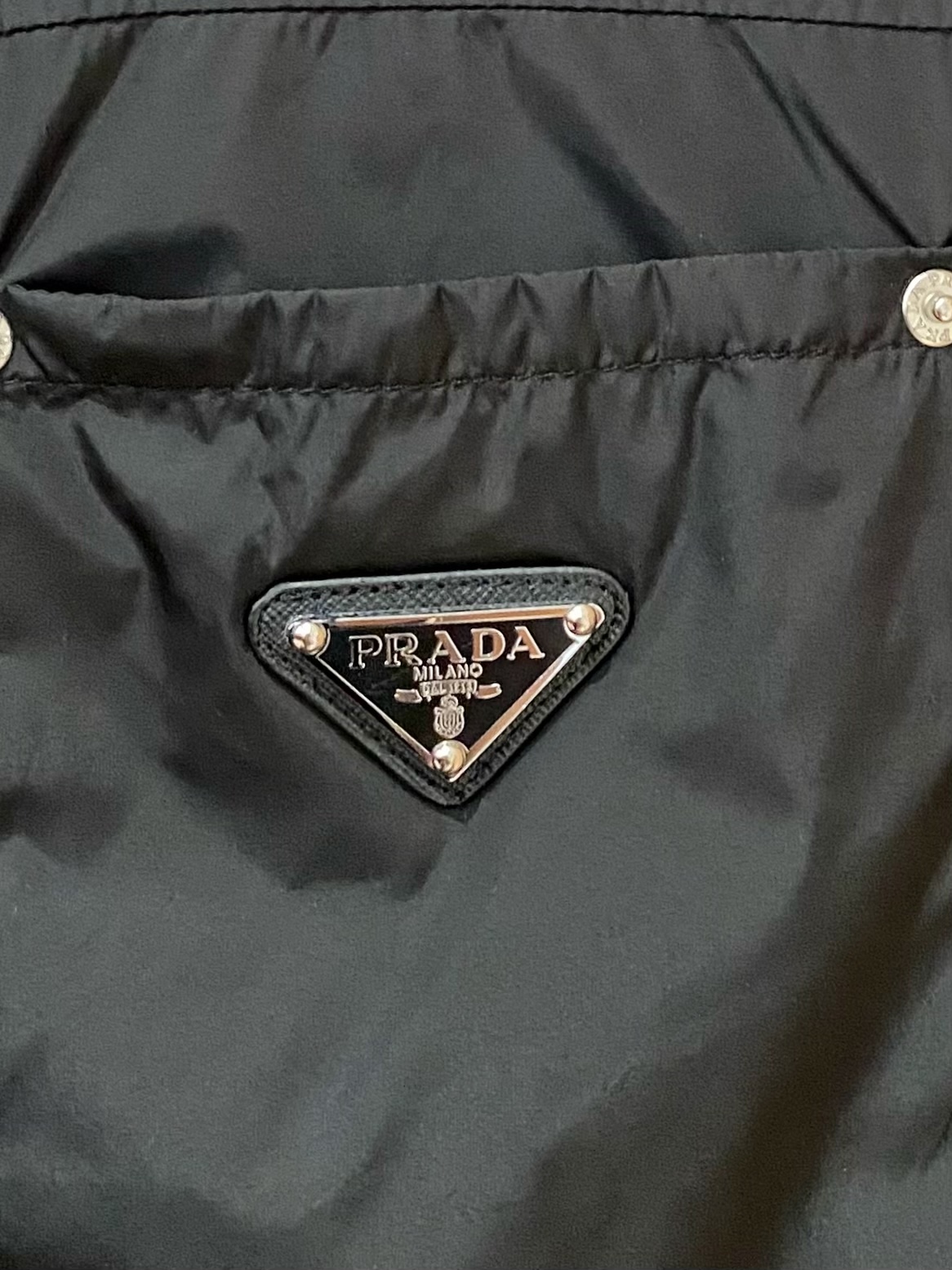 【新品】 出货 柜台同步发售 贸易公司海外订单‼️新品🆕Pr*da 男士翻领外套夹克 主流元素的徽章无需
