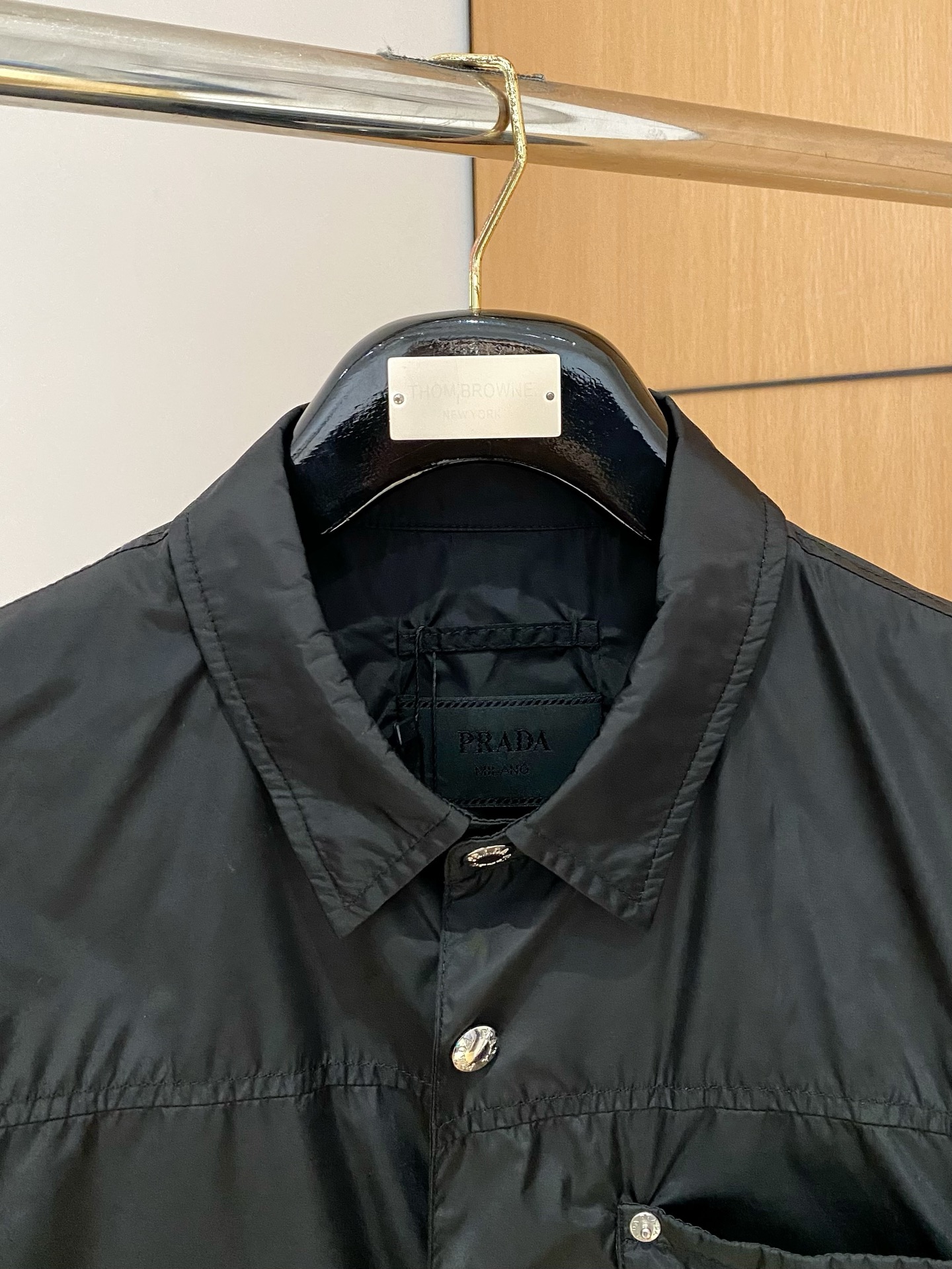 【新品】 出货 柜台同步发售 贸易公司海外订单‼️新品🆕Pr*da 男士翻领外套夹克 主流元素的徽章无需