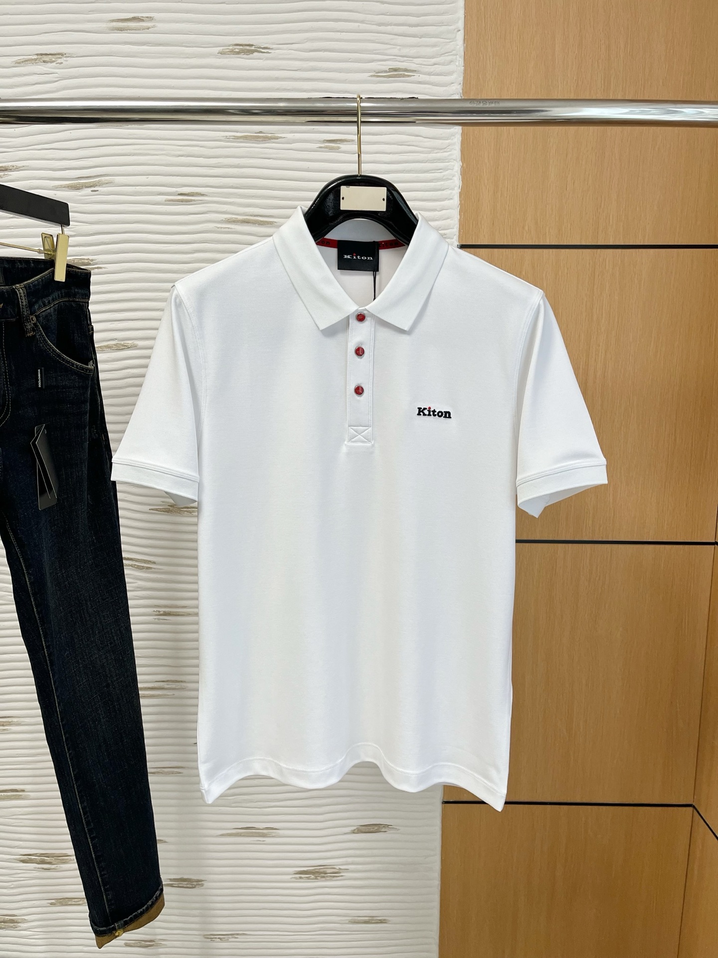 NO:460257,The counter official website will be released simultaneously! All accessories are customized for original products, and the trading company's genuine product orders. High-end custom imported fabrics are extracted from natural plant fibers. They are thinner than ordinary cotton fabrics. They feel soft and comfortable to wear. They are not easy to irritate the skin. The fabric is hygroscopic and breathable. Size: 48-56,,alexander wang19860909专柜官网同步发售！辅料全部原版定制出品,贸易公司真品订单.高级定制进口面料,以天然植物纖維提炼出来,比一般棉织物轻薄 手感柔软,穿着舒适 完全不易有刺激皮肤 面料吸湿性、透气性良好 尺码: 48-56,,alexander wang,Men's clothing