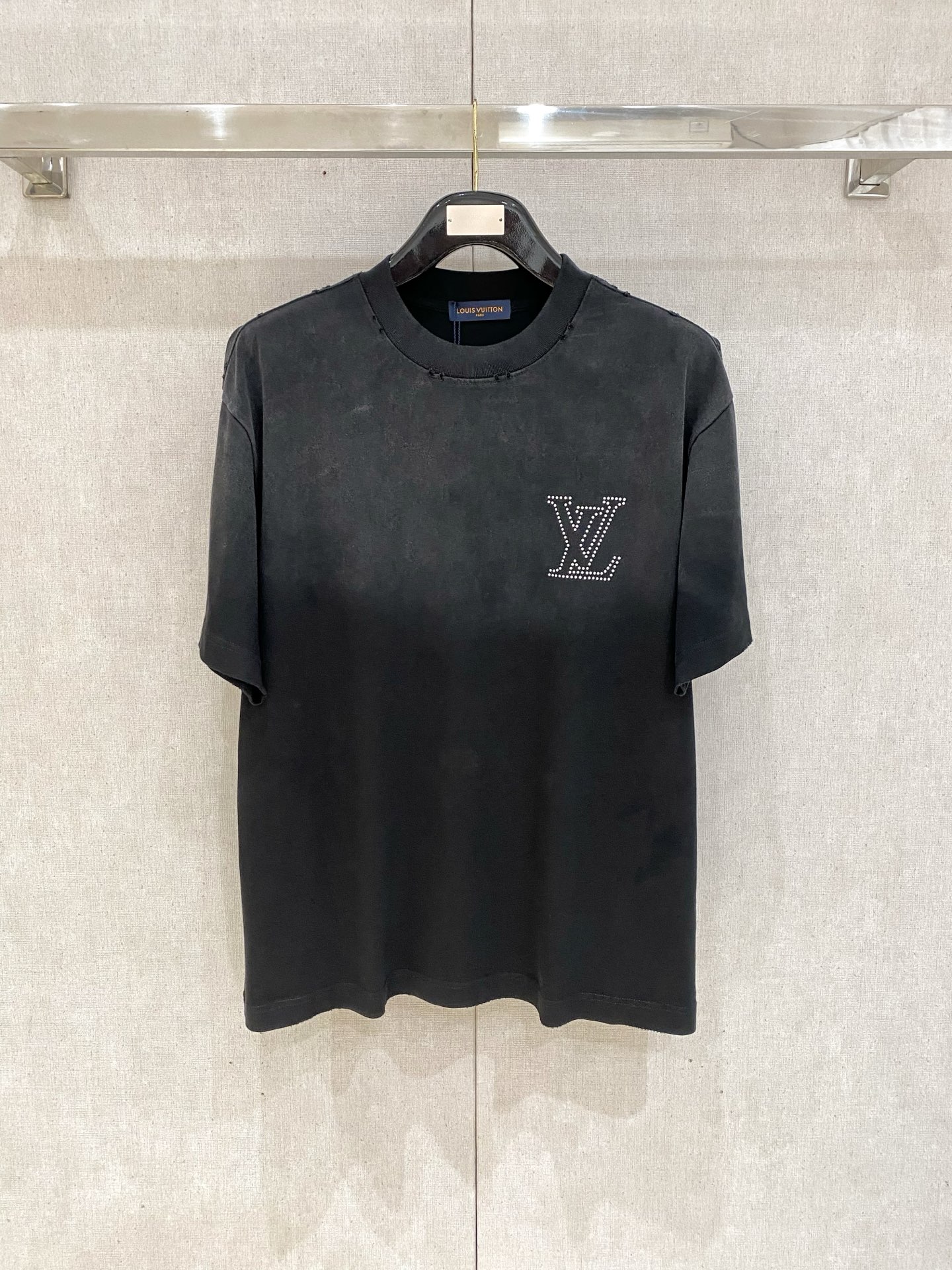 NO:132800,LV high-weight pure cotton short sleeves, old bead-ordering technology, full of design sense, code number M-3XL,,louis vuitton,T-shirt,alexander wang19860909LV 高克重纯棉短袖 做旧订珠工艺 设计感十足 码数M-3XL,,louis vuitton,T-shirt,alexander wang,Men's clothing