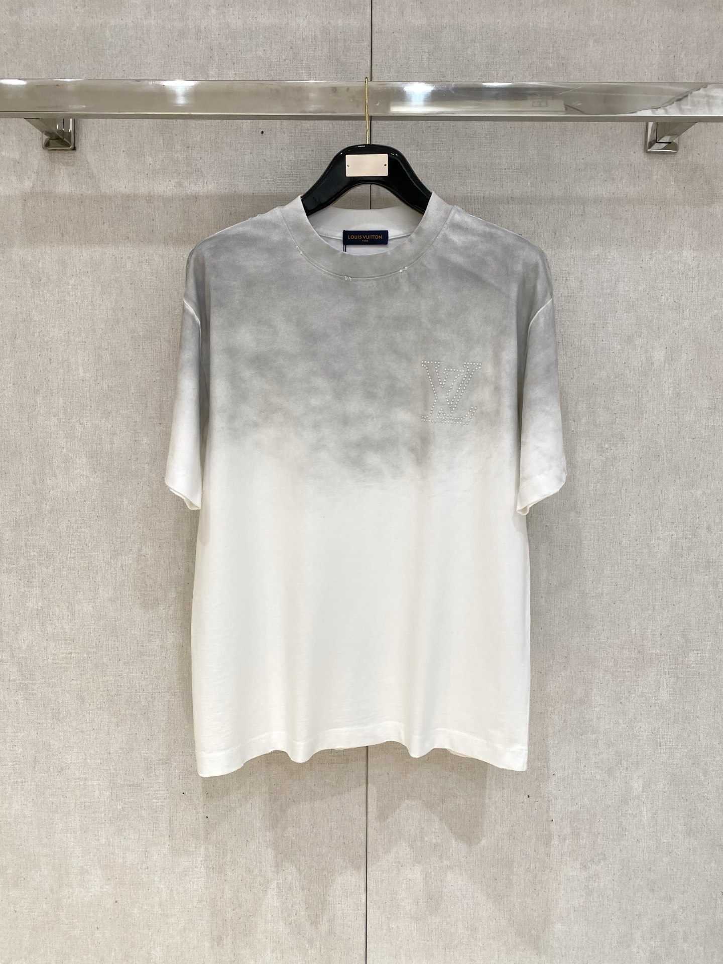 NO:132812,LV high-weight pure cotton short sleeves, old bead-ordering technology, full of design sense, code number M-3XL,,louis vuitton,T-shirt,alexander wang19860909LV 高克重纯棉短袖 做旧订珠工艺 设计感十足 码数M-3XL,,louis vuitton,T-shirt,alexander wang,Men's clothing