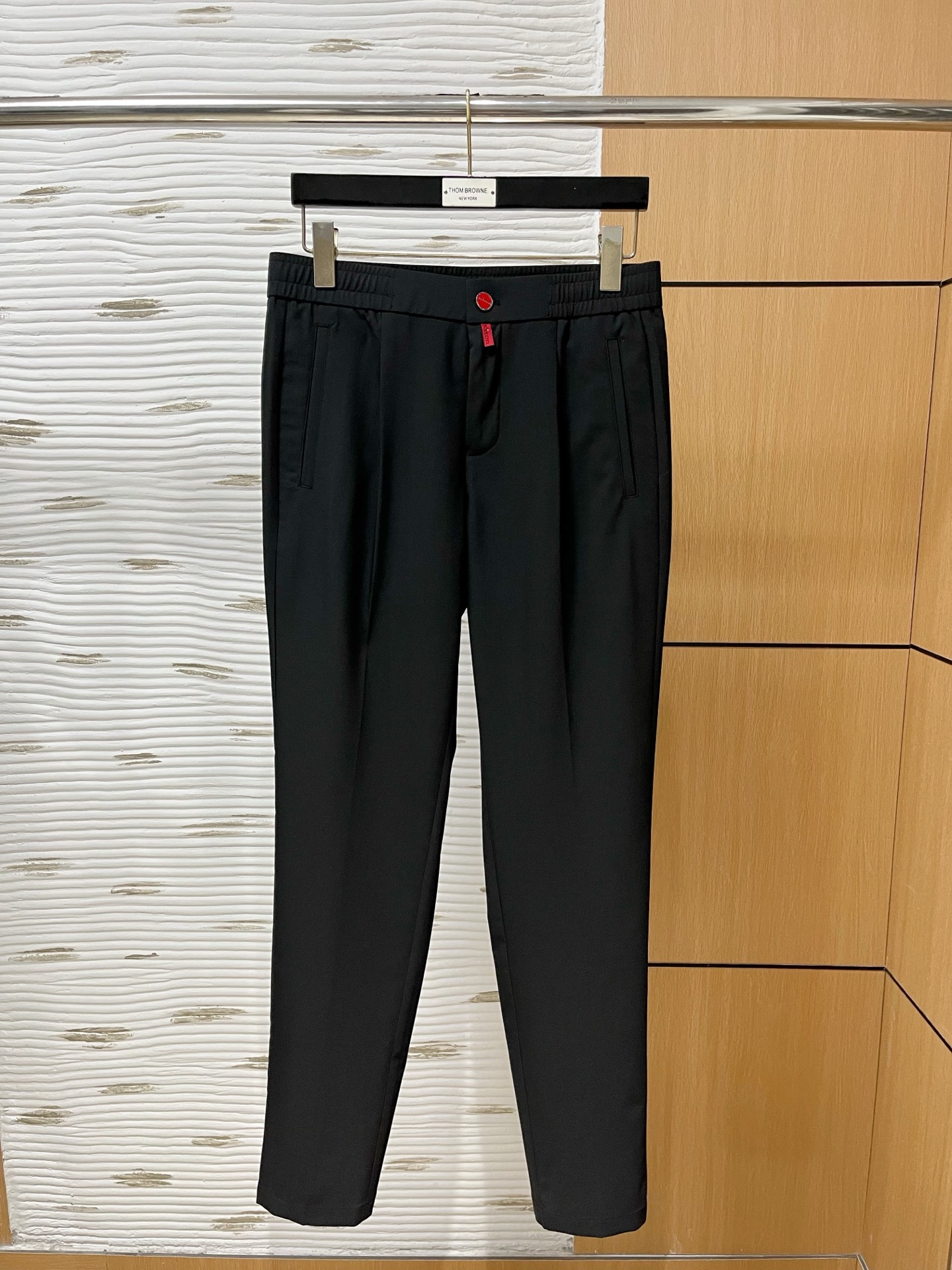 NO:161784,The counter official website will be released simultaneously! All accessories are customized for original products, and the trading company's genuine product orders. High-end custom imported fabrics are extracted from natural plant fibers. They are thinner than ordinary cotton fabrics. They feel soft and comfortable to wear. They are not easy to irritate the skin. The fabric is hygroscopic and breathable. Size: 30-36 No 35,,alexander wang19860909专柜官网同步发售！辅料全部原版定制出品,贸易公司真品订单.高级定制进口面料,以天然植物纖維提炼出来,比一般棉织物轻薄 手感柔软,穿着舒适 完全不易有刺激皮肤 面料吸湿性、透气性良好 尺码: 30-36无35,,alexander wang,Men's clothing