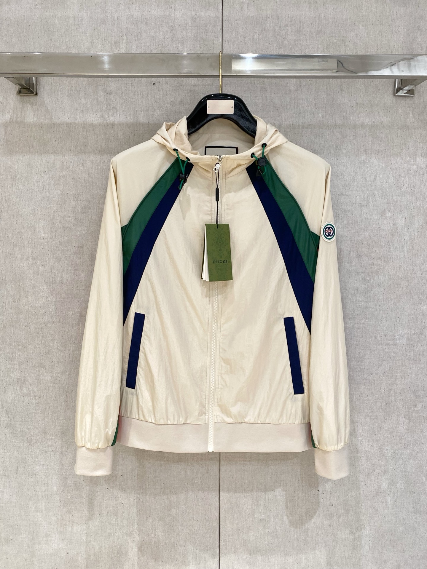 NO:509153,New .G Home official website has the same model, complete three standards!  New spring and summer men's jacket, fashionable and casual high-end version!  Customized fabrics for counters are breathable and comfortable, with impeccable details, and the brand element design concept reflects high quality. The feel is delicate and soft!  It is casually cut, with a great upper body style!  Code number M-3Xl.,,gucci,jackets & coats,jackets & coats,alexander wang19860909上新 .G家 官网同款,三标齐全！春夏新款男士夹克外套,时尚休闲高端版本！专柜定制面料 透气舒适度高,细节无可挑剔,品牌元素设计理念,体现高品质.手感细腻柔软！呈现休闲裁剪,上身版型超赞！码数M-3Xl .,,gucci,jackets & coats,jackets & coats,alexander wang,Men's clothing