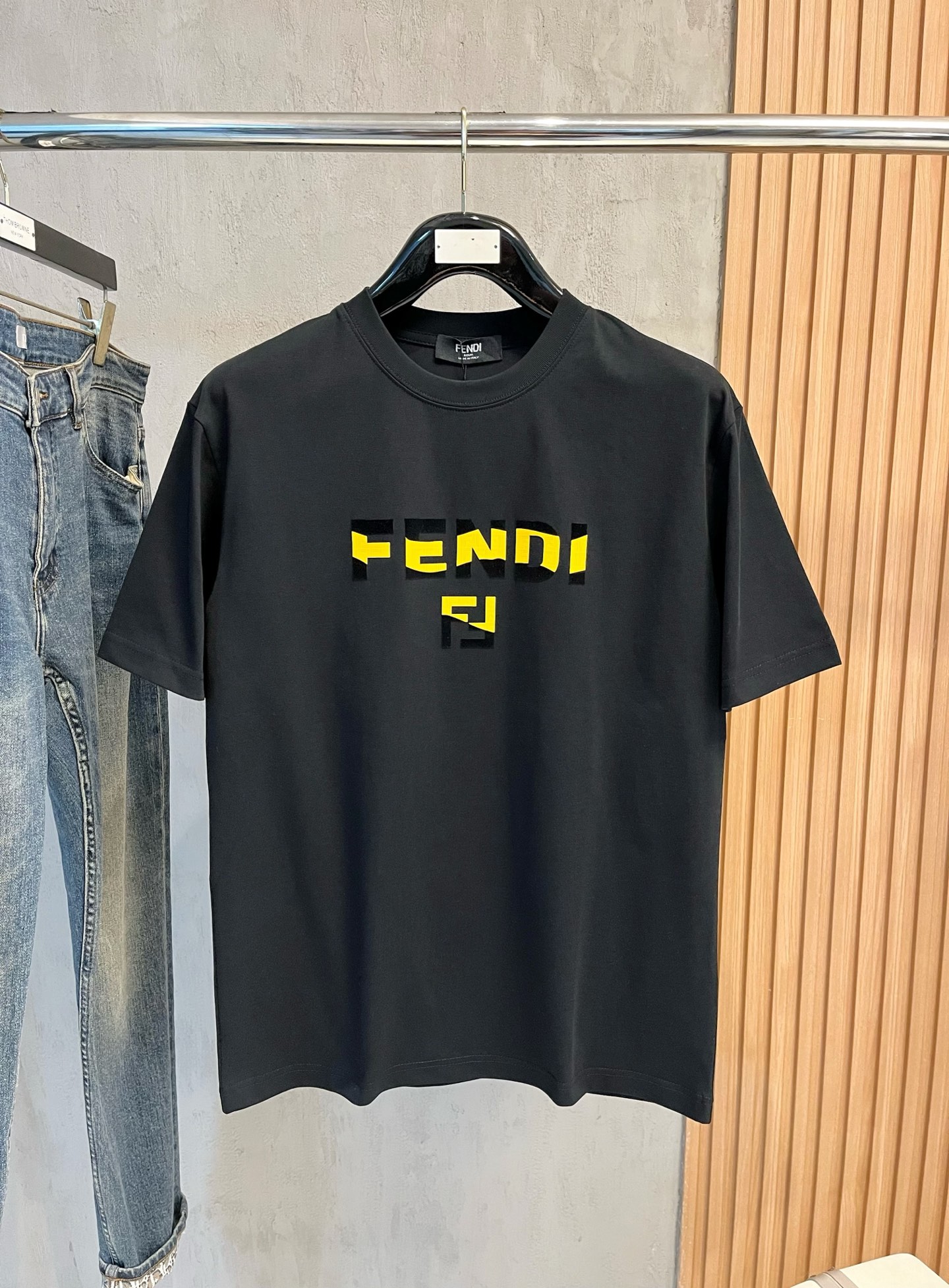 NO:128030,Ss Fenjia Pure Cotton Latest Fabric (The highest version) Classic logo pattern logo, fashionable simple trendy short sleeves, the top quality counter original single short sleeves, top-level production craft imported fabrics, unique design of the counter model, using imported high-end customized fabrics. The official website is on sale!  Excellent fabric pattern, size..Black and white M-3XL,,fendi,T-shirt,alexander wang19860909ss芬家纯棉最新面料（最高版本）经典标识图案logo时尚简约潮流短袖,最顶级的品质专柜原单短袖,顶级制作工艺进口面料,专柜款独特设计,采用进口高端订制面料.官网在售！面料版型超赞 码数..黑白色 M-3XL,,fendi,T-shirt,alexander wang,Men's clothing