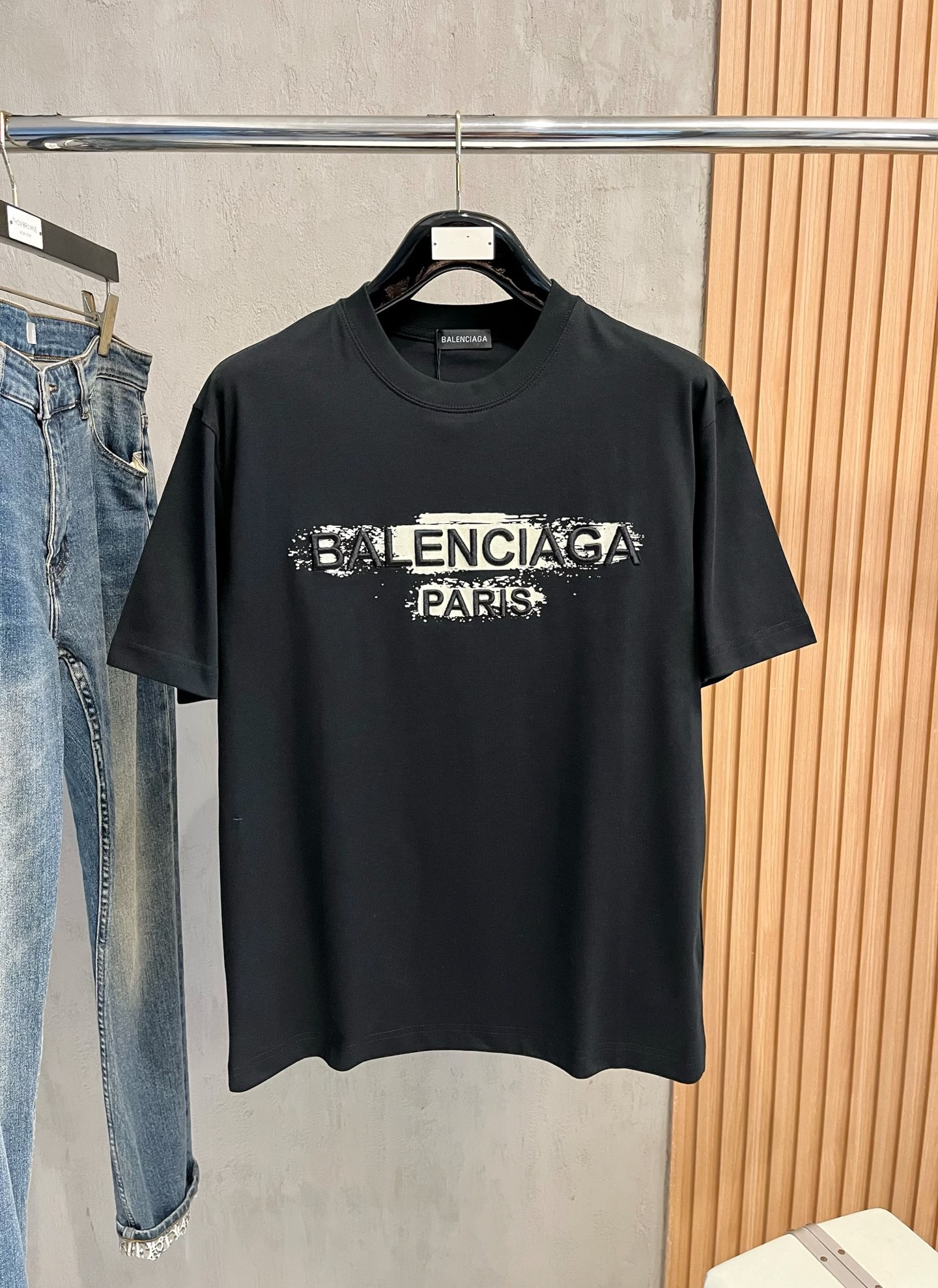 NO:128028,Ss Paris home pure cotton latest fabric (highest version) classic logo pattern logo fashionable simple trendy short sleeves, top quality counter original single short sleeves, top production craft imported fabrics, unique design of the counter model, using imported high-end customized fabrics. The official website is on sale!  Excellent fabric fit, size..Black and white M-3XL,,balenciaga,T-shirt,alexander wang19860909ss巴黎家纯棉最新面料（最高版本）经典标识图案logo时尚简约潮流短袖,最顶级的品质专柜原单短袖,顶级制作工艺进口面料,专柜款独特设计,采用进口高端订制面料.官网在售！面料版型超赞 码数..黑白色 M-3XL,,balenciaga,T-shirt,alexander wang,Men's clothing