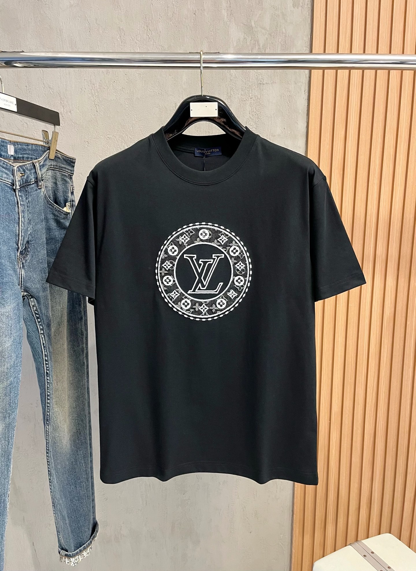 NO:128027,Ss Lotus Cotton’s latest fabric (highest version) classic logo pattern logo stylish simple trendy short sleeves, top quality counter original single short sleeves, top production craft imported fabrics, unique design of the counter model, using imported high-end customized fabrics. The official website is on sale!  Fabric style, size..Black and white M-3XL,,louis vuitton,louis vuitton,T-shirt,alexander wang19860909ss驴家纯棉最新面料（最高版本）经典标识图案logo时尚简约潮流短袖,最顶级的品质专柜原单短袖,顶级制作工艺进口面料,专柜款独特设计,采用进口高端订制面料.官网在售！面料版型超赞 码数..黑白色 M-3XL,,louis vuitton,louis vuitton,T-shirt,alexander wang,Men's clothing