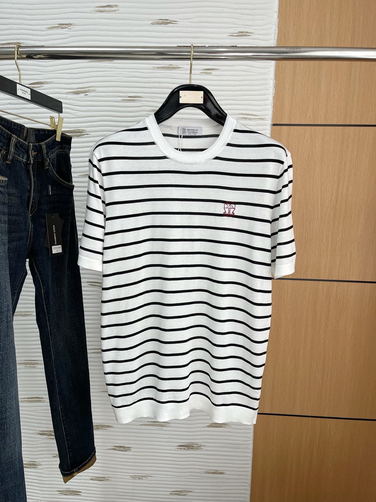 NO:143062,The counter official website will be released simultaneously! All accessories are customized for original products, and the trading company's genuine product orders. High-end custom imported fabrics are extracted from natural plant fibers. They are thinner than ordinary cotton fabrics. They feel soft and comfortable to wear. They are not easy to irritate the skin. The fabric is hygroscopic and breathable. Size: 48-56,,alexander wang19860909专柜官网同步发售！辅料全部原版定制出品,贸易公司真品订单.高级定制进口面料,以天然植物纖維提炼出来,比一般棉织物轻薄 手感柔软,穿着舒适 完全不易有刺激皮肤 面料吸湿性、透气性良好 尺码: 48-56,,alexander wang,Men's clothing