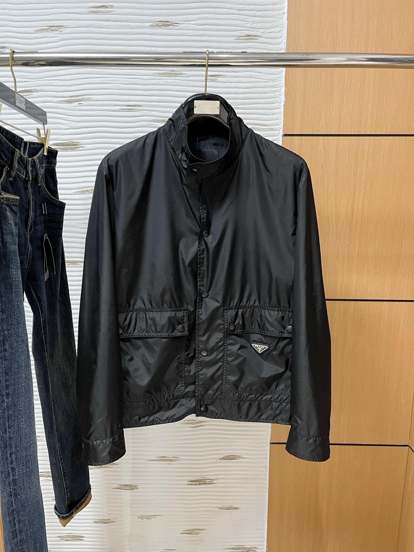 NO:130885,New . The same model on Prada official website, complete with three standards!  2025 spring and summer new men's jacket, fashionable and casual high-end version!  Customized fabrics for counters are breathable and comfortable, with impeccable details, and the brand element design concept reflects high quality. The feel is delicate and soft!  It is casually cut, with a great upper body style!  Code number M-3Xl.,,prada,jackets & coats,jackets & coats,alexander wang19860909上新 .普拉达官网同款,三标齐全！2025春夏新款男士夹克外套,时尚休闲高端版本！专柜定制面料 透气舒适度高,细节无可挑剔,品牌元素设计理念,体现高品质.手感细腻柔软！呈现休闲裁剪,上身版型超赞！码数M-3Xl .,,prada,jackets & coats,jackets & coats,alexander wang,Men's clothing