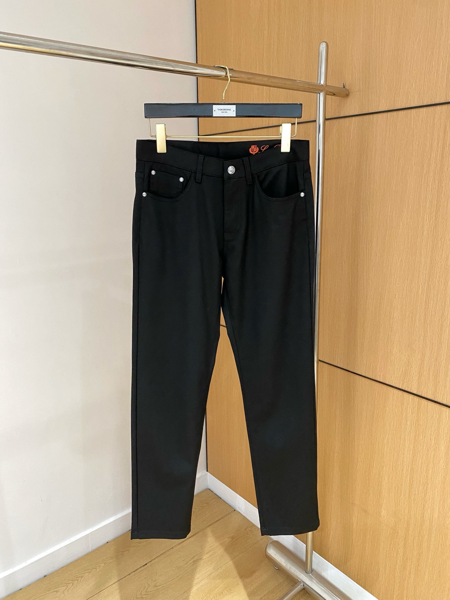 NO:128887,The counter official website will be released simultaneously! All accessories are customized for original products, and the trading company's genuine product orders. High-end custom imported fabrics are extracted from natural plant fibers. They are thinner than ordinary cotton fabrics. They feel soft and comfortable to wear. They are not easy to irritate the skin. The fabric is hygroscopic and breathable. Size: 30-36 No 35,,alexander wang19860909专柜官网同步发售！辅料全部原版定制出品,贸易公司真品订单.高级定制进口面料,以天然植物纖維提炼出来,比一般棉织物轻薄 手感柔软,穿着舒适 完全不易有刺激皮肤 面料吸湿性、透气性良好 尺码: 30-36无35,,alexander wang,Men's clothing