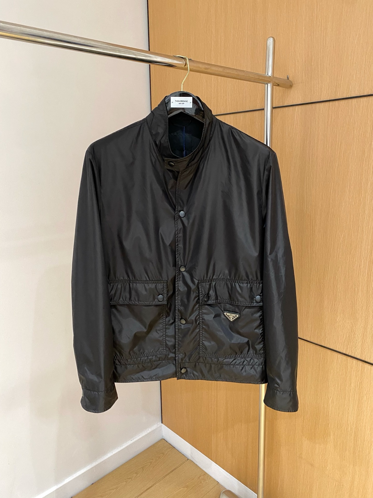NO:954788,New arrival, same style as Prada official website, complete with three labels!  2026 new autumn and summer men's jackets, fashionable and casual high-end version!  Custom-made fabrics at the counter are highly breathable and comfortable, with impeccable details and brand element design concepts, reflecting high quality. It feels delicate and soft!  It presents a casual cut and the upper body shape is awesome!  Size M-3Xl.,,prada,jackets & coats,jackets & coats,19860909上新 普拉达官网同款,三标齐全！2026秋夏新款男士夹克外套,时尚休闲高端版本！专柜定制面料 透气舒适度高,细节无可挑剔,品牌元素设计理念,体现高品质.手感细腻柔软！呈现休闲裁剪,上身版型超赞！码数M-3Xl .,,prada,jackets & coats,jackets & coats,,Men's clothing