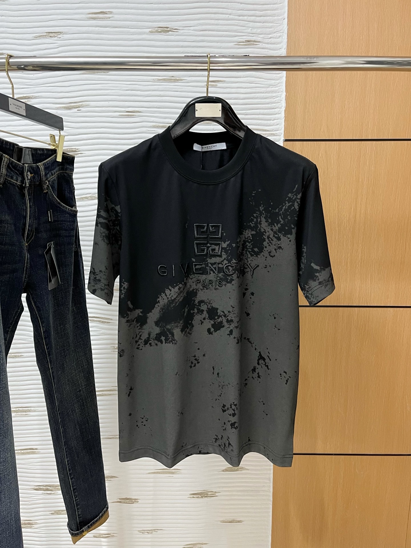 NO:130876,.Givenchy 2025SS new first-time counter latest short-sleeved round-neck T-shirt, high-end customization, avant-garde and fashionable design!  Brand logo heavy craft design, high-end customized 230g fabric, soft feel, comfortable to wear, exquisite counter-level car line, fine workmanship, invincible and handsome upper body effect!  A must-have item for handsome men!  Color black. White. S-2XL 10, given, T-shirt,tees, t-shirt,alexander wang19860909.纪梵希 2025SS新款首发专柜最新款短袖圆领T恤 高端订制 设计前卫时尚！品牌logo重工艺设计 高端定制230克面料.手感柔软.穿着舒适.专柜级别精致车线.做工精细.上身效果无敌帅气！型男必备单品！颜色黑色.白色.码数S-2XL 10,,givenchy,T-shirt,tees，t-shirt,alexander wang,Men's clothing