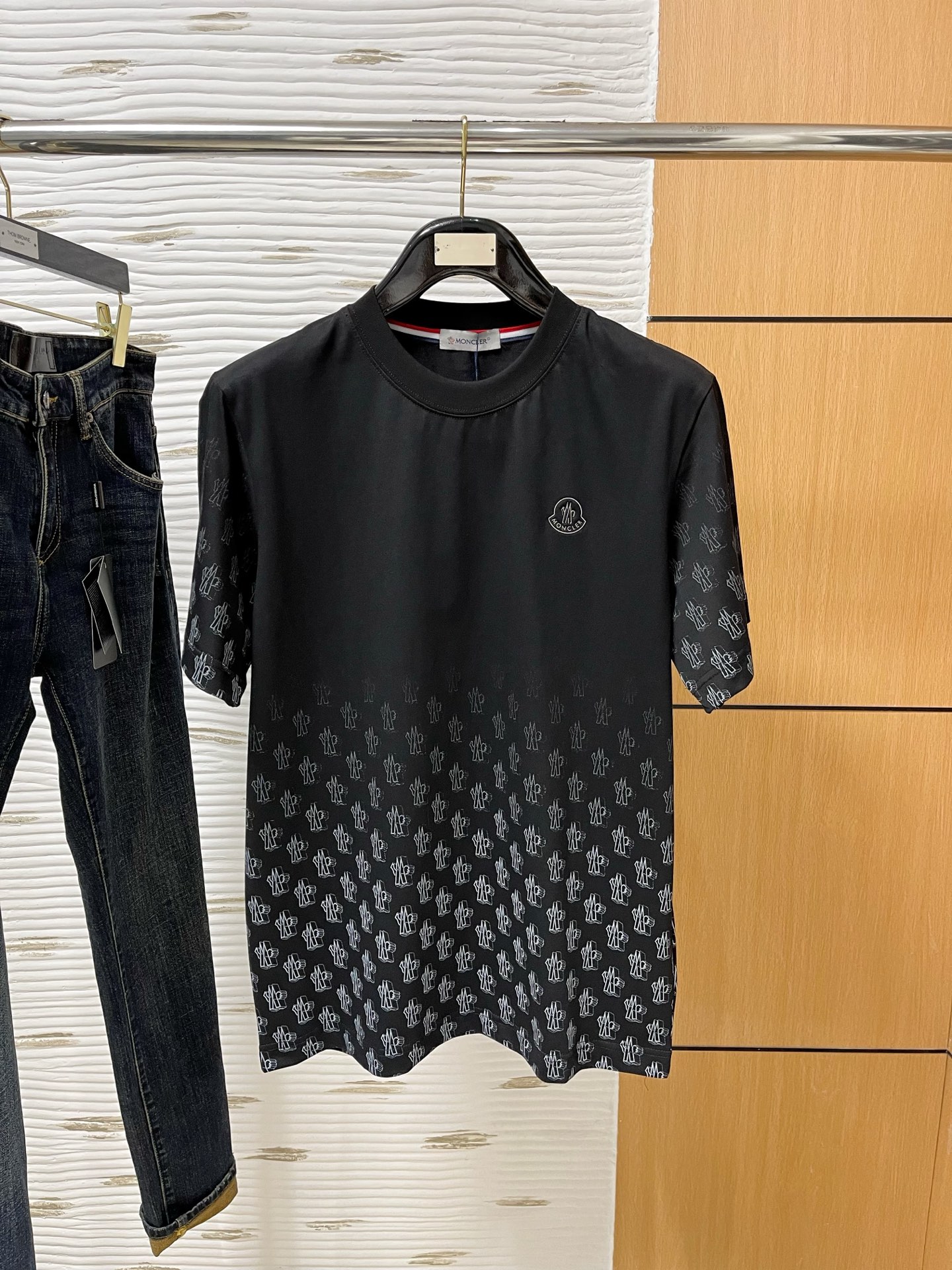 NO:130901,.录口 2025SS new first-time counter latest short-sleeved round-neck T-shirt, high-end customization, avant-garde and fashionable design!  Brand logo heavy craft design, high-end customized 230g fabric, soft feel, comfortable to wear, exquisite counter-level car line, fine workmanship, invincible and handsome upper body effect!  A must-have item for handsome men!  Color black. White. S-2XL 10, Moncler, T-shirt,tees, t-shirt,alexander wang19860909.蒙口 2025SS新款首发专柜最新款短袖圆领T恤 高端订制 设计前卫时尚！品牌logo重工艺设计 高端定制230克面料.手感柔软.穿着舒适.专柜级别精致车线.做工精细.上身效果无敌帅气！型男必备单品！颜色黑色.白色.码数S-2XL 10,,Moncler,T-shirt,tees，t-shirt,alexander wang,Men's clothing