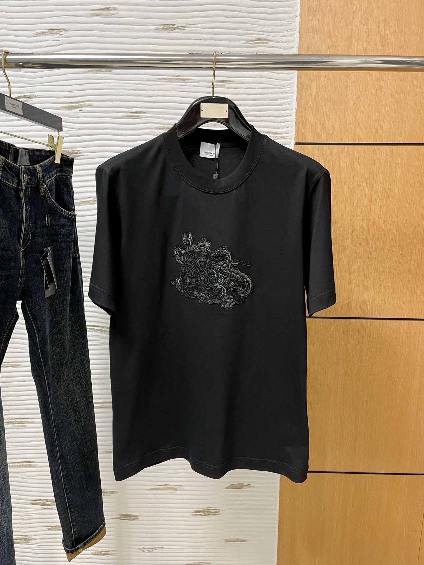 NO:130886,.Burberry's new 2025SS new first-time counter latest short-sleeved round-neck T-shirt, high-end customization, avant-garde and fashionable design!  Brand logo heavy craft design, high-end customized 230g fabric, soft feel, comfortable to wear, exquisite counter-level car line, fine workmanship, invincible and handsome upper body effect!  A must-have item for handsome men!  Color black. White. S-2XL 10, burberry, T-shirt,tees, t-shirt,alexander wang19860909.巴宝莉 2025SS新款首发专柜最新款短袖圆领T恤 高端订制 设计前卫时尚！品牌logo重工艺设计 高端定制230克面料.手感柔软.穿着舒适.专柜级别精致车线.做工精细.上身效果无敌帅气！型男必备单品！颜色黑色.白色.码数S-2XL 10,,burberry,T-shirt,tees，t-shirt,alexander wang,Men's clothing