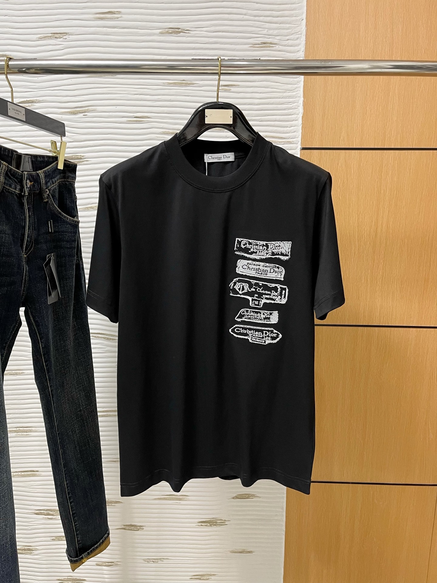 NO:130898,.Dio 2025SS new first-time counter latest short-sleeved round-neck T-shirt, high-end customization, avant-garde and fashionable design!  Brand logo heavy craft design, high-end customized 230g fabric, soft feel, comfortable to wear, exquisite counter-level car line, fine workmanship, invincible and handsome upper body effect!  A must-have item for handsome men!  Color black. White. S-2XL 10,,dior,T-shirt,tees,t-shirt,alexander wang19860909.迪奥 2025SS新款首发专柜最新款短袖圆领T恤 高端订制 设计前卫时尚！品牌logo重工艺设计 高端定制230克面料.手感柔软.穿着舒适.专柜级别精致车线.做工精细.上身效果无敌帅气！型男必备单品！颜色黑色.白色.码数S-2XL 10,,dior,T-shirt,tees，t-shirt,alexander wang,Men's clothing