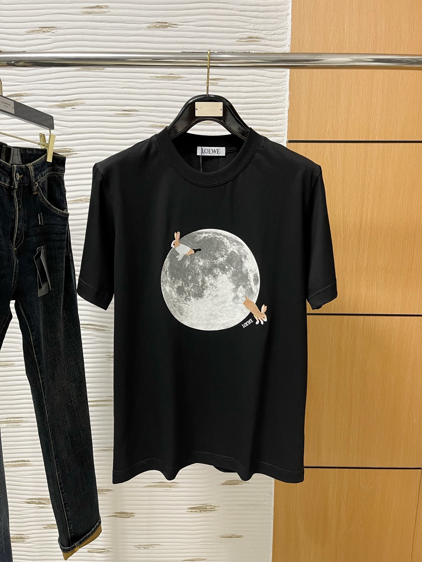 NO:130895,.Luo Yiwei 2025SS new first-time counter latest short-sleeved round-neck T-shirt, high-end customization, avant-garde and fashionable design!  Brand logo heavy craft design, high-end customized 230g fabric, soft feel, comfortable to wear, exquisite counter-level car line, fine workmanship, invincible and handsome upper body effect!  A must-have item for handsome men!  Color black. White. S-2XL 10, loewe, T-shirt,tees, t-shirt,alexander wang19860909.罗意威 2025SS新款首发专柜最新款短袖圆领T恤 高端订制 设计前卫时尚！品牌logo重工艺设计 高端定制230克面料.手感柔软.穿着舒适.专柜级别精致车线.做工精细.上身效果无敌帅气！型男必备单品！颜色黑色.白色.码数S-2XL 10,,loewe,T-shirt,tees，t-shirt,alexander wang,Men's clothing