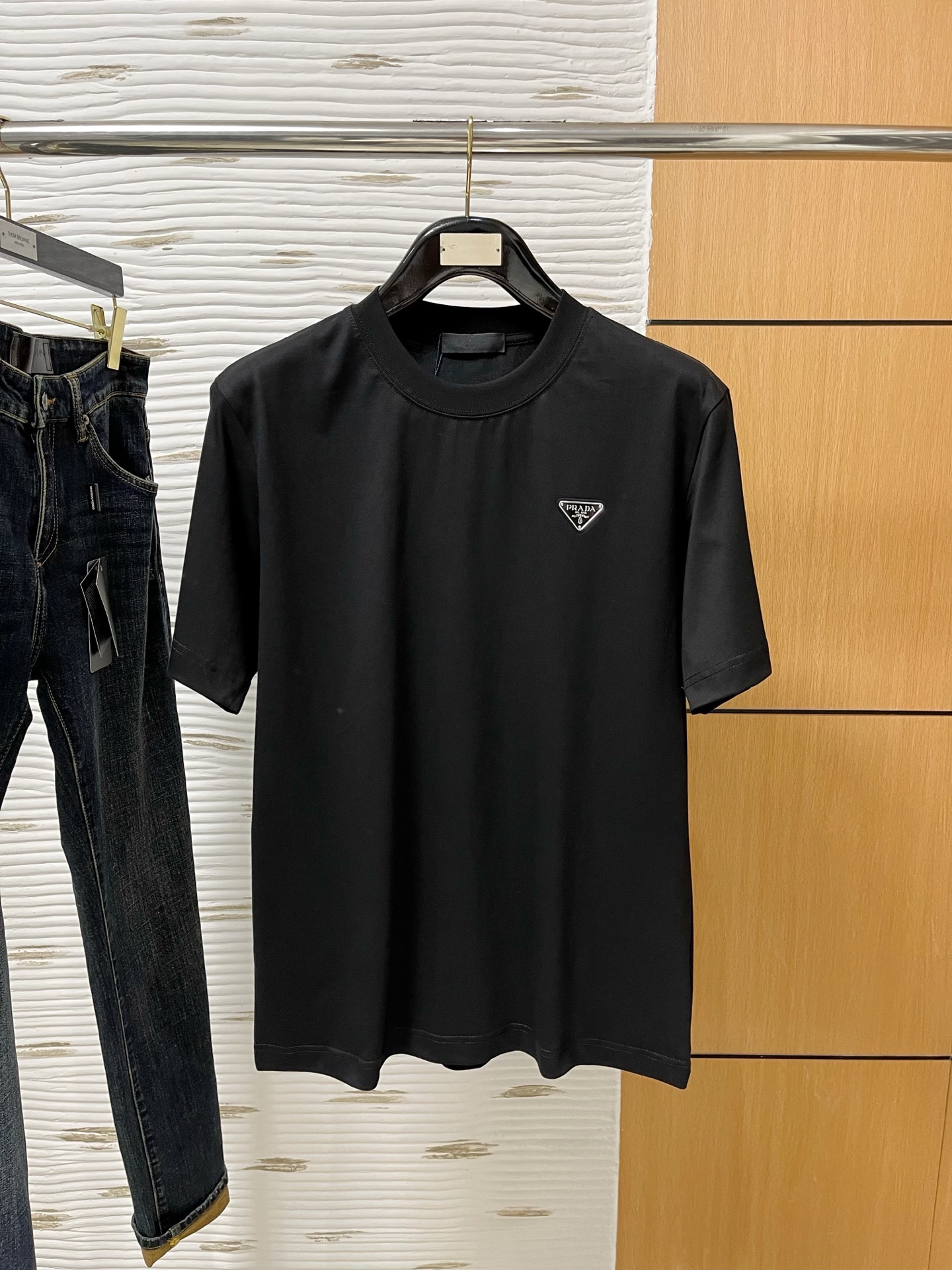 NO:130889,.Prada 2025SS new first-time counter latest short-sleeved round-neck T-shirt, high-end customization, avant-garde and fashionable design!  Brand logo heavy craft design, high-end customized 230g fabric, soft feel, comfortable to wear, exquisite counter-level car line, fine workmanship, invincible and handsome upper body effect!  A must-have item for handsome men!  Color black. White. S-2XL 10, prada, T-shirt,tees, t-shirt,alexander wang19860909.普拉达 2025SS新款首发专柜最新款短袖圆领T恤 高端订制 设计前卫时尚！品牌logo重工艺设计 高端定制230克面料.手感柔软.穿着舒适.专柜级别精致车线.做工精细.上身效果无敌帅气！型男必备单品！颜色黑色.白色.码数S-2XL 10,,prada,T-shirt,tees，t-shirt,alexander wang,Men's clothing