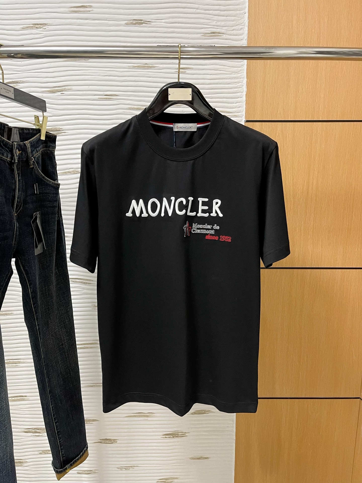 NO:130892,.录口 2025SS new first-time counter latest short-sleeved round-neck T-shirt, high-end customization, avant-garde and fashionable design!  Brand logo heavy craft design, high-end customized 230g fabric, soft feel, comfortable to wear, exquisite counter-level car line, fine workmanship, invincible and handsome upper body effect!  A must-have item for handsome men!  Color black. White. S-2XL 10, Moncler, T-shirt,tees, t-shirt,alexander wang19860909.蒙口 2025SS新款首发专柜最新款短袖圆领T恤 高端订制 设计前卫时尚！品牌logo重工艺设计 高端定制230克面料.手感柔软.穿着舒适.专柜级别精致车线.做工精细.上身效果无敌帅气！型男必备单品！颜色黑色.白色.码数S-2XL 10,,Moncler,T-shirt,tees，t-shirt,alexander wang,Men's clothing