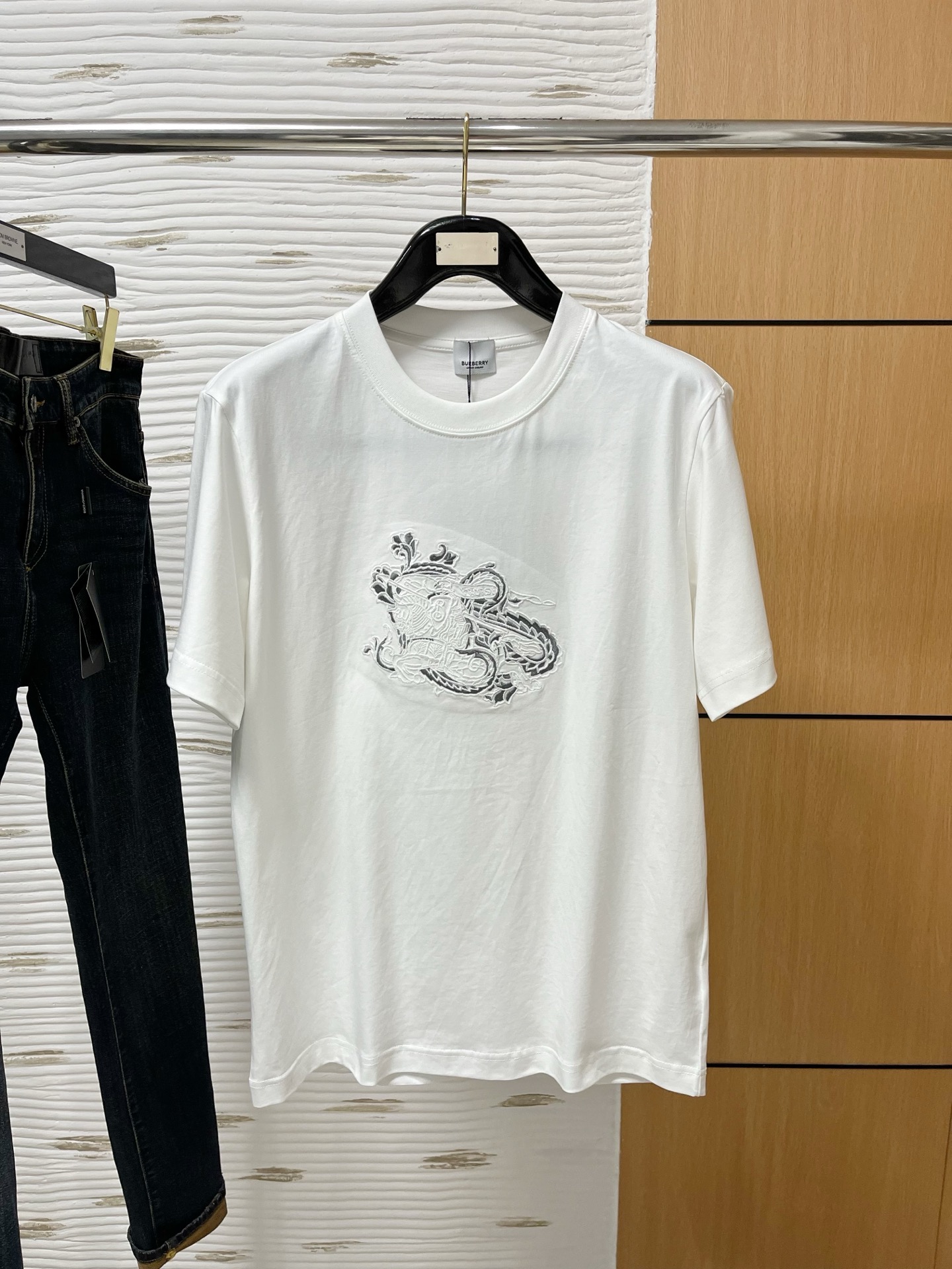 NO:130882,.Burberry's new 2025SS new first-time counter latest short-sleeved round-neck T-shirt, high-end customization, avant-garde and fashionable design!  Brand logo heavy craft design, high-end customized 230g fabric, soft feel, comfortable to wear, exquisite counter-level car line, fine workmanship, invincible and handsome upper body effect!  A must-have item for handsome men!  Color black. White. S-2XL 10, burberry, T-shirt,tees, t-shirt,alexander wang19860909.巴宝莉 2025SS新款首发专柜最新款短袖圆领T恤 高端订制 设计前卫时尚！品牌logo重工艺设计 高端定制230克面料.手感柔软.穿着舒适.专柜级别精致车线.做工精细.上身效果无敌帅气！型男必备单品！颜色黑色.白色.码数S-2XL 10,,burberry,T-shirt,tees，t-shirt,alexander wang,Men's clothing