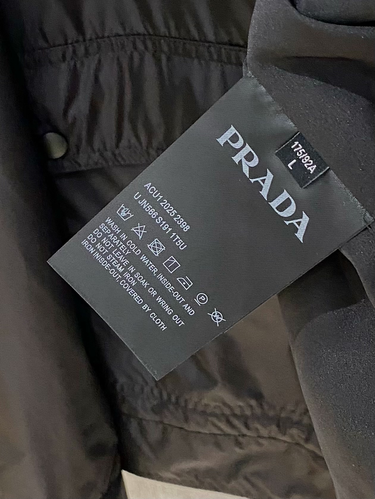 。普拉达官网同款，三标齐全！2025新款男士夹克外套，时尚休闲高端版本！专柜定制面料 透气舒适度高，细节