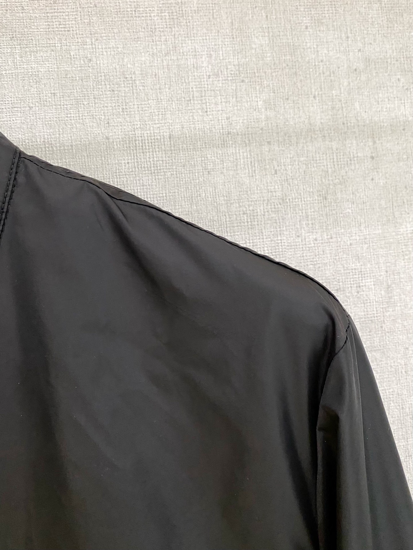 。普拉达官网同款，三标齐全！2025新款男士夹克外套，时尚休闲高端版本！专柜定制面料 透气舒适度高，细节