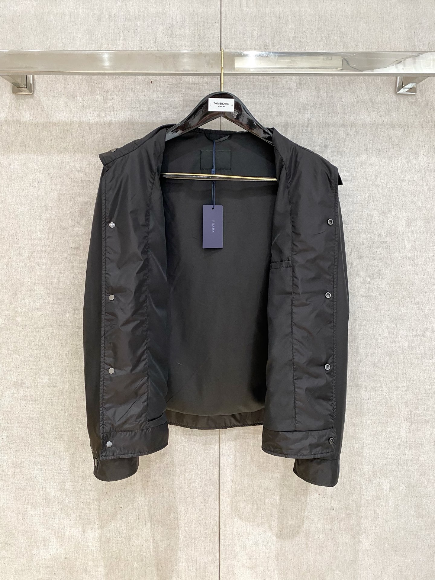 。普拉达官网同款，三标齐全！2025新款男士夹克外套，时尚休闲高端版本！专柜定制面料 透气舒适度高，细节