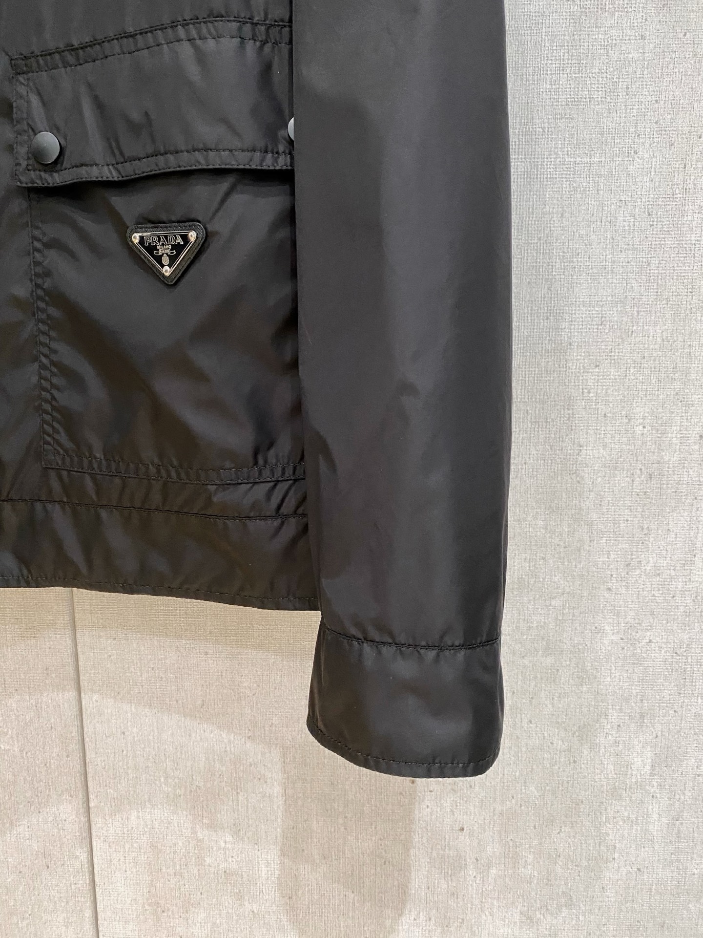 。普拉达官网同款，三标齐全！2025新款男士夹克外套，时尚休闲高端版本！专柜定制面料 透气舒适度高，细节