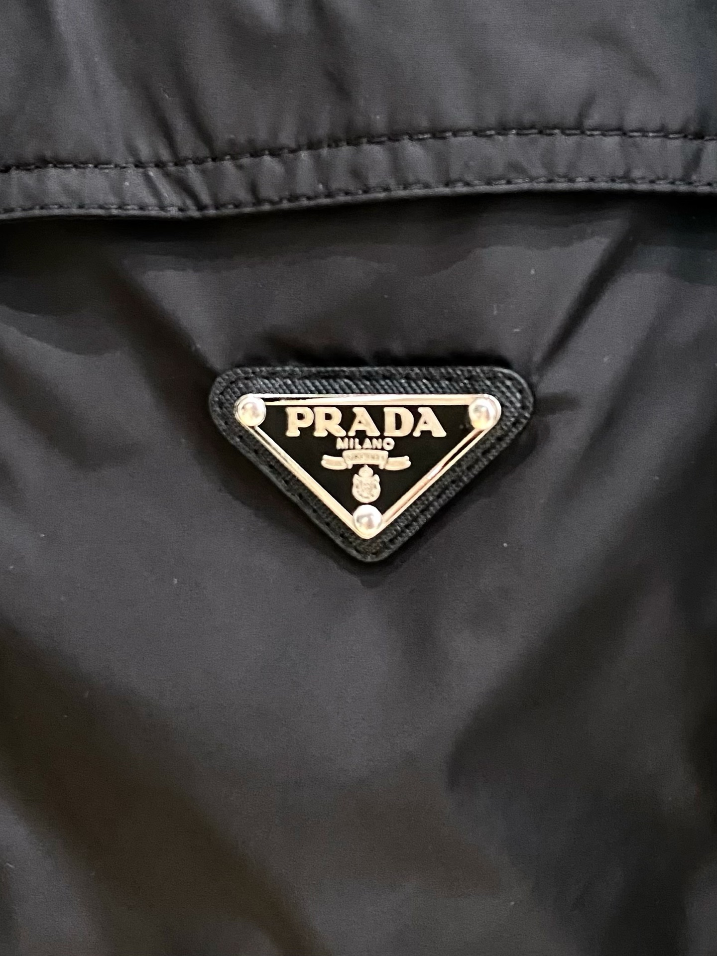 。普拉达官网同款，三标齐全！2025新款男士夹克外套，时尚休闲高端版本！专柜定制面料 透气舒适度高，细节