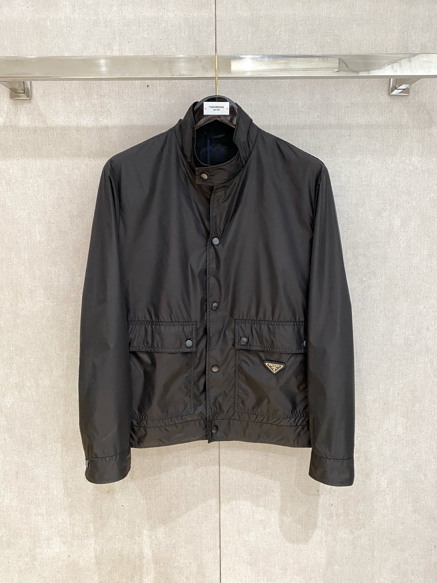 NO:129285,New . The same model on Prada official website, complete with three standards!  New spring and summer men's jacket, fashionable and casual high-end version!  Customized fabrics for counters are breathable and comfortable, with impeccable details, and the brand element design concept reflects high quality. The feel is delicate and soft!  It is casually cut, with a great upper body style!  Code number M-3Xl.,,prada,jackets & coats,jackets & coats,alexander wang19860909上新 .普拉达官网同款,三标齐全！春夏新款男士夹克外套,时尚休闲高端版本！专柜定制面料 透气舒适度高,细节无可挑剔,品牌元素设计理念,体现高品质.手感细腻柔软！呈现休闲裁剪,上身版型超赞！码数M-3Xl .,,prada,jackets & coats,jackets & coats,alexander wang,Men's clothing