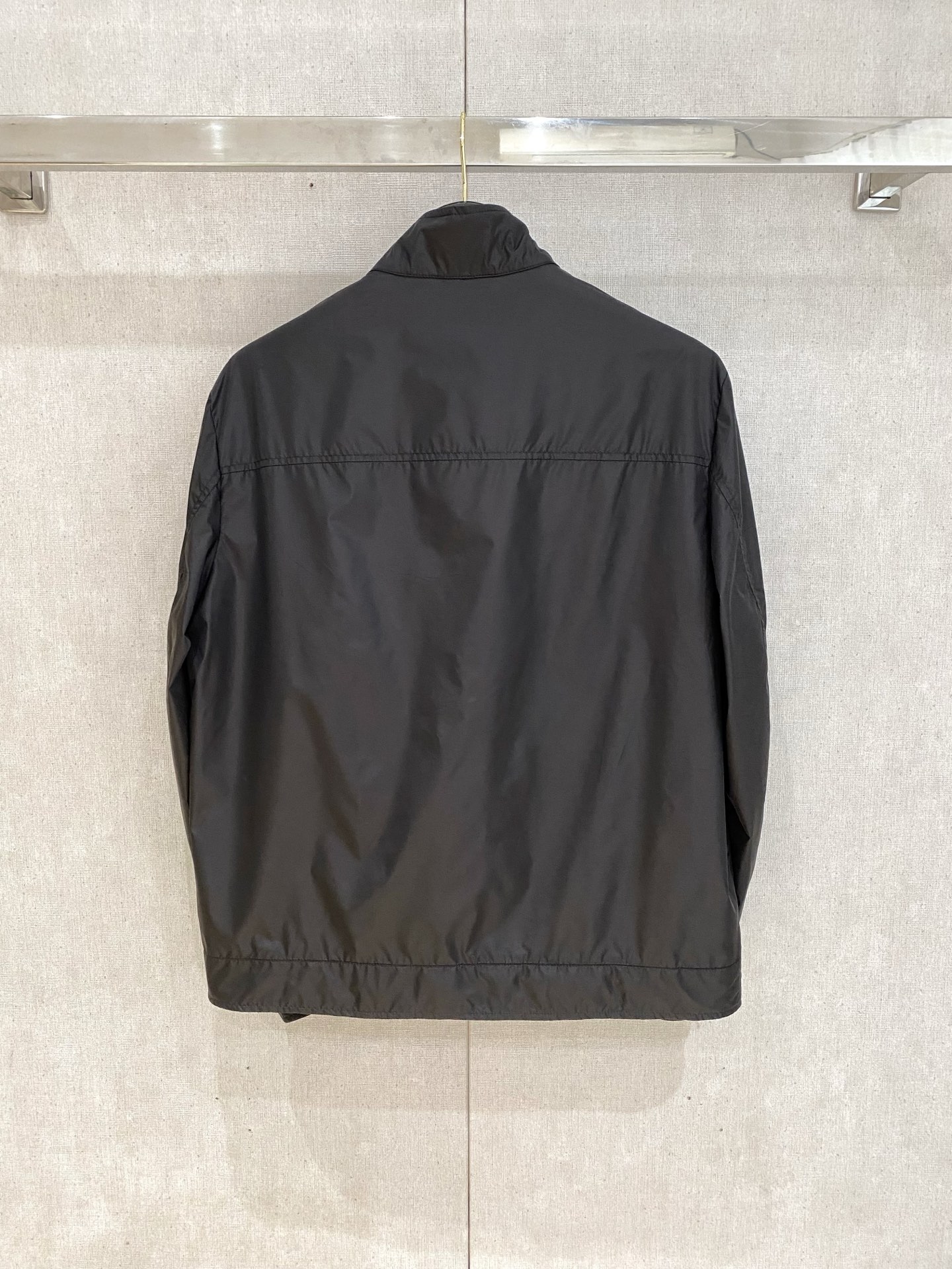 。普拉达官网同款，三标齐全！2025新款男士夹克外套，时尚休闲高端版本！专柜定制面料 透气舒适度高，细节