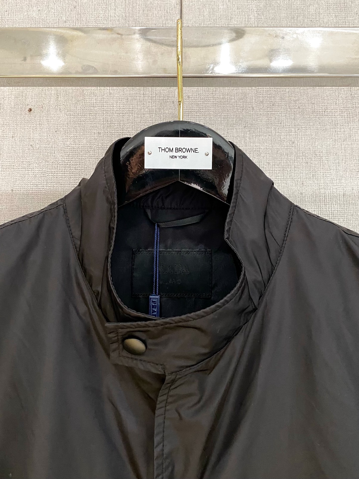 。普拉达官网同款，三标齐全！2025新款男士夹克外套，时尚休闲高端版本！专柜定制面料 透气舒适度高，细节