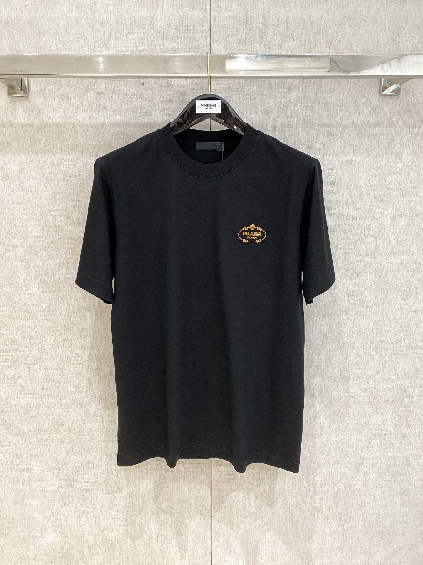 NO:129322,Prada*25ss Spring and Summer New First-Open Counter Latest Short Sleeve Round Neck T-shirt High-end Customized Design Avant-garde and Fashionable!  Brand logo heavy craft design, high-end customized 230g fabric, soft feel, comfortable to wear, exquisite counter-level car line, fine workmanship, invincible and handsome upper body effect!  A must-have item for handsome men!  S-2XL., prada, T-shirt,tees, t-shirt,alexander wang19860909普拉达*25ss春夏新款首发专柜最新款短袖圆领T恤 高端订制 设计前卫时尚！品牌logo重工艺设计 高端定制230克面料.手感柔软.穿着舒适.专柜级别精致车线.做工精细.上身效果无敌帅气！型男必备单品！码数S-2XL.,,prada,T-shirt,tees，t-shirt,alexander wang,Men's clothing