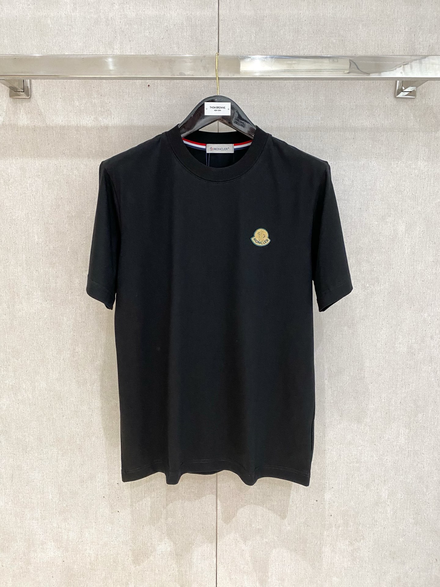 NO:129328,The new spring and summer new style of the first-time counter is the latest short-sleeved round-neck T-shirt with high-end customization and avant-garde and fashionable design!  Brand logo heavy craft design, high-end customized 230g fabric, soft feel, comfortable to wear, exquisite counter-level car line, fine workmanship, invincible and handsome upper body effect!  A must-have item for handsome men!  S-2XL., Moncler, T-shirt,tees, t-shirt,alexander wang19860909蒙口*25ss春夏新款首发专柜最新款短袖圆领T恤 高端订制 设计前卫时尚！品牌logo重工艺设计 高端定制230克面料.手感柔软.穿着舒适.专柜级别精致车线.做工精细.上身效果无敌帅气！型男必备单品！码数S-2XL.,,Moncler,T-shirt,tees，t-shirt,alexander wang,Men's clothing