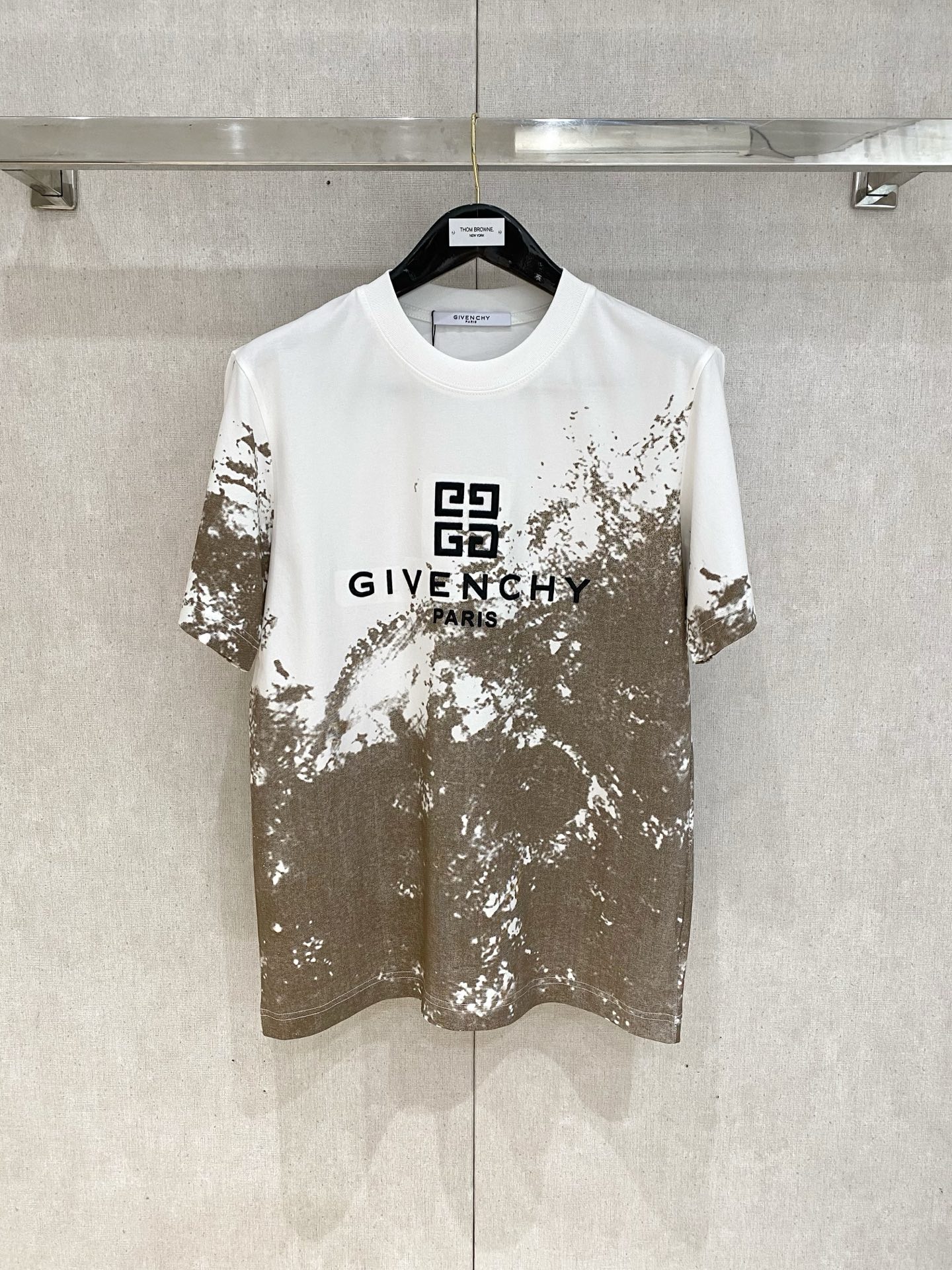 NO:129299,Givenchy *25ss Spring and Summer New First-Open Counter Latest Short Sleeve Round Neck T-shirt High-end Customized Design Avant-garde and Fashionable!  Brand logo heavy craft design, high-end customized 230g fabric, soft feel, comfortable to wear, exquisite counter-level car line, fine workmanship, invincible and handsome upper body effect!  A must-have item for handsome men!  S-2XL., given ,T-shirt,tees,t-shirt,alexander wang19860909纪梵希 *25ss春夏新款首发专柜最新款短袖圆领T恤 高端订制 设计前卫时尚！品牌logo重工艺设计 高端定制230克面料.手感柔软.穿着舒适.专柜级别精致车线.做工精细.上身效果无敌帅气！型男必备单品！码数S-2XL.,,givenchy,T-shirt,tees，t-shirt,alexander wang,Men's clothing