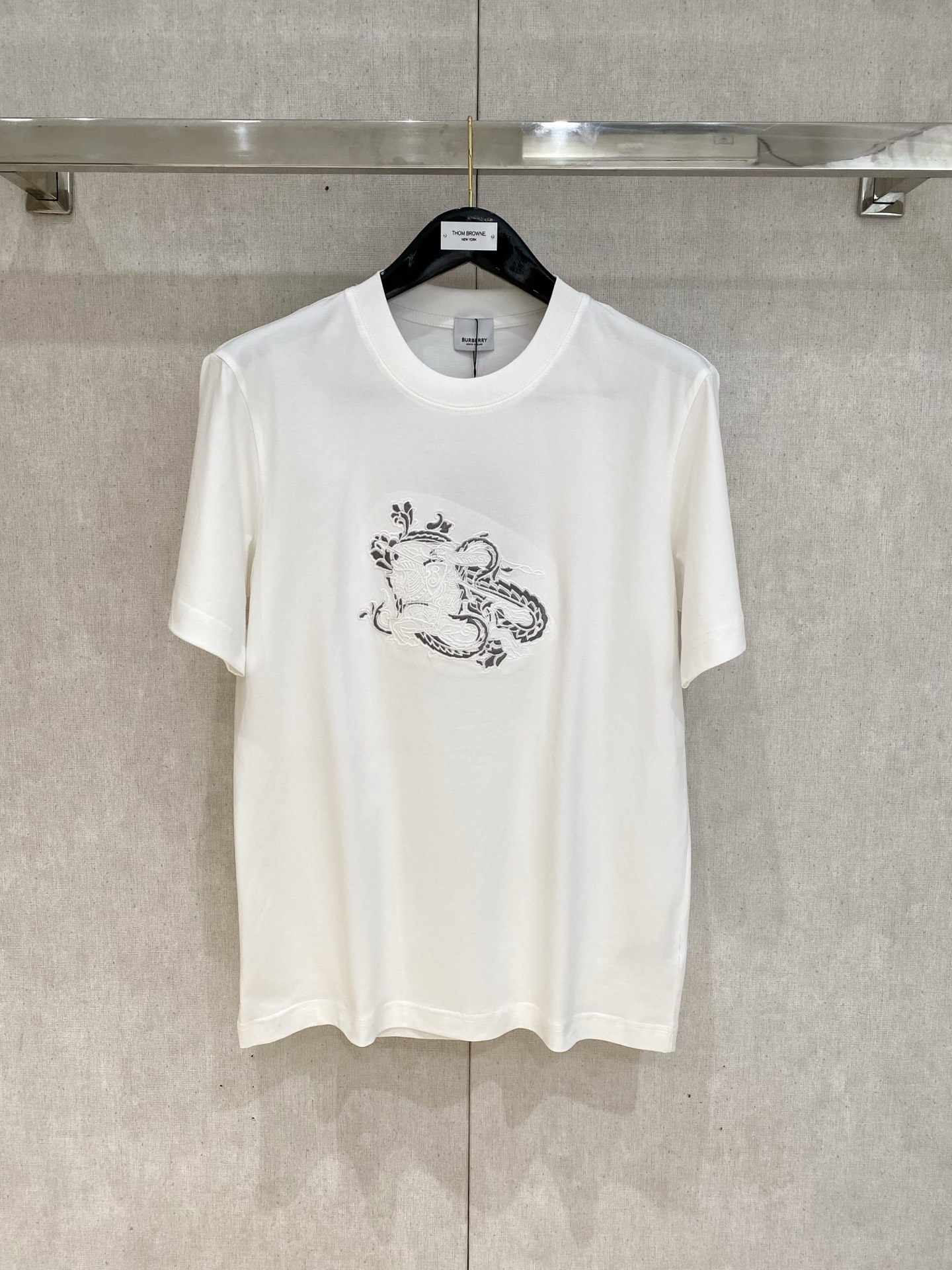 NO:129305,Burberry *25ss Spring and Summer New First-Open Counter Latest Short Sleeve Round Neck T-shirt High-end Customized Design Avant-garde and Fashionable!  Brand logo heavy craft design, high-end customized 230g fabric, soft feel, comfortable to wear, exquisite counter-level car line, fine workmanship, invincible and handsome upper body effect!  A must-have item for handsome men!  S-2XL., burberry, T-shirt,tees, t-shirt,alexander wang19860909巴宝莉 *25ss春夏新款首发专柜最新款短袖圆领T恤 高端订制 设计前卫时尚！品牌logo重工艺设计 高端定制230克面料.手感柔软.穿着舒适.专柜级别精致车线.做工精细.上身效果无敌帅气！型男必备单品！码数S-2XL.,,burberry,T-shirt,tees，t-shirt,alexander wang,Men's clothing