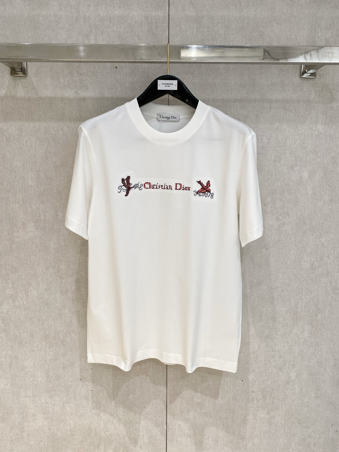 NO:129311,Dio *25ss Spring and Summer New First-Open Counter Latest Short Sleeve Round Neck T-shirt High-end Customization Design Avant-garde and fashionable!  Brand logo heavy craft design, high-end customized 230g fabric, soft feel, comfortable to wear, exquisite counter-level car line, fine workmanship, invincible and handsome upper body effect!  A must-have item for handsome men!  S-2XL.,dior,T-shirt,tees,t-shirt,alexander wang19860909Dio *25ss春夏新款首发专柜最新款短袖圆领T恤 高端订制 设计前卫时尚！品牌logo重工艺设计 高端定制230克面料.手感柔软.穿着舒适.专柜级别精致车线.做工精细.上身效果无敌帅气！型男必备单品！码数S-2XL.,,dior,T-shirt,tees，t-shirt,alexander wang,Men's clothing