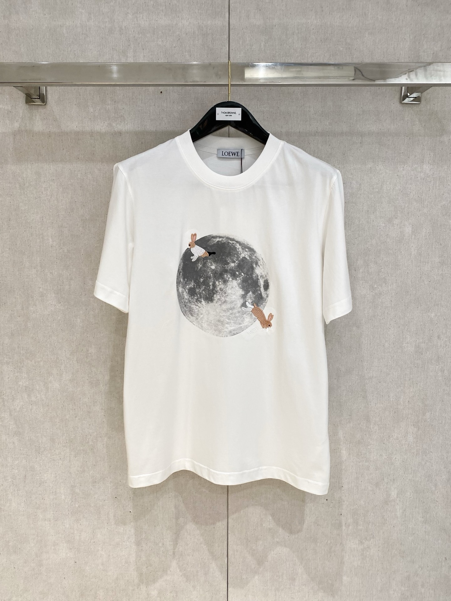 NO:129279,Luo Yiwei*25ss Spring and Summer New First-Open Counter Latest Short-sleeved Round Neck T-shirt, High-end Customization, Avant-garde and Fashionable Design!  Brand logo heavy craft design, high-end customized 230g fabric, soft feel, comfortable to wear, exquisite counter-level car line, fine workmanship, invincible and handsome upper body effect!  A must-have item for handsome men!  S-2XL.,loewe,T-shirt,tees,t-shirt,alexander wang19860909罗意威*25ss春夏新款首发专柜最新款短袖圆领T恤 高端订制 设计前卫时尚！品牌logo重工艺设计 高端定制230克面料.手感柔软.穿着舒适.专柜级别精致车线.做工精细.上身效果无敌帅气！型男必备单品！码数S-2XL.,,loewe,T-shirt,tees，t-shirt,alexander wang,Men's clothing