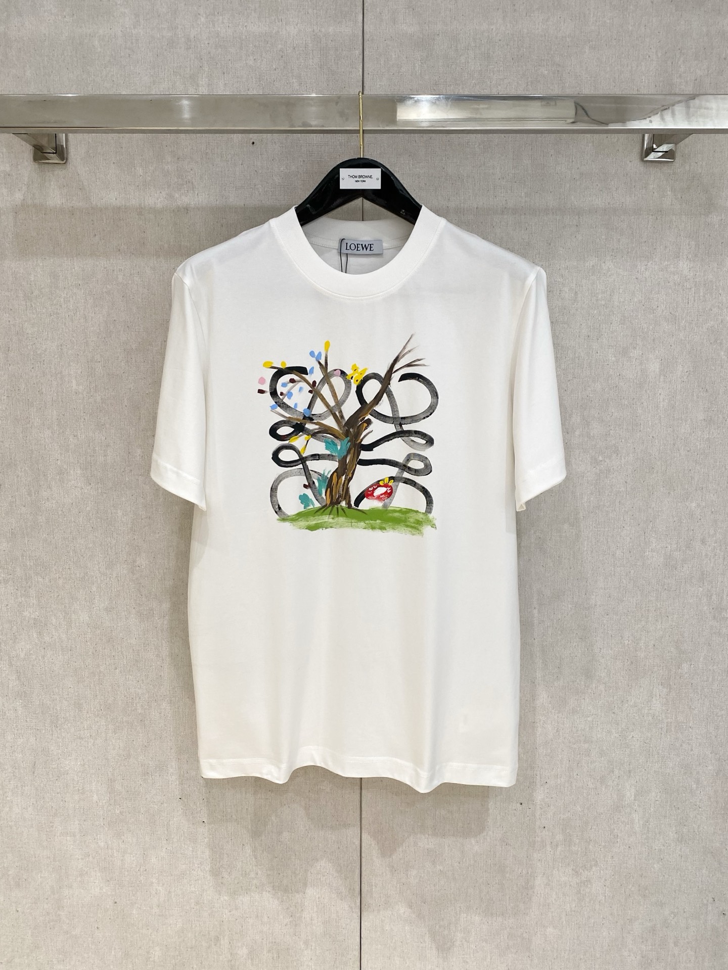 NO:129316,Luo Yiwei*25ss Spring and Summer New First-Open Counter Latest Short-sleeved Round Neck T-shirt, High-end Customization, Avant-garde and Fashionable Design!  Brand logo heavy craft design, high-end customized 230g fabric, soft feel, comfortable to wear, exquisite counter-level car line, fine workmanship, invincible and handsome upper body effect!  A must-have item for handsome men!  S-2XL.,loewe,T-shirt,tees,t-shirt,alexander wang19860909罗意威*25ss春夏新款首发专柜最新款短袖圆领T恤 高端订制 设计前卫时尚！品牌logo重工艺设计 高端定制230克面料.手感柔软.穿着舒适.专柜级别精致车线.做工精细.上身效果无敌帅气！型男必备单品！码数S-2XL.,,loewe,T-shirt,tees，t-shirt,alexander wang,Men's clothing